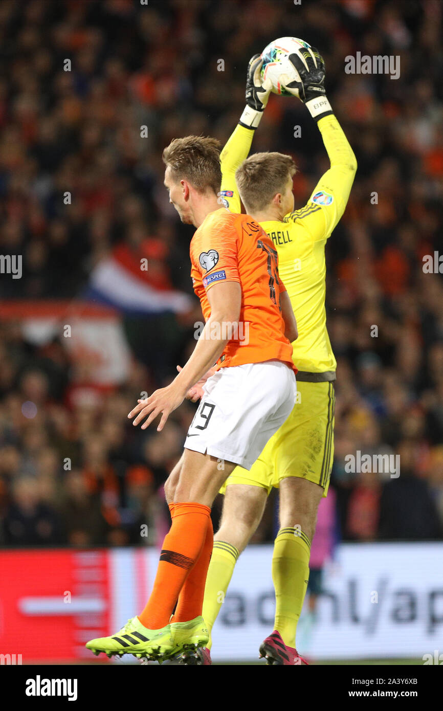Stadion Feijenoord, Rotterdam, Paesi Bassi. 10 ottobre, 2019. Campionati Europei 2020 il qualificatore, Paesi Bassi contro l'Irlanda del Nord; Bailey Peacock-Farrell dell Irlanda del Nord prende la palla in modo pulito sotto pressione da Netherland's Luuk de Jong - Editoriale usare carte di credito: Azione Plus sport/Alamy Live News Foto Stock