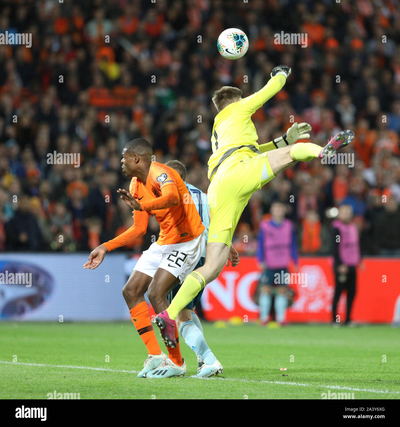 Stadion Feijenoord, Rotterdam, Paesi Bassi. 10 ottobre, 2019. Campionati Europei 2020 il qualificatore, Paesi Bassi contro l'Irlanda del Nord; Bailey Peacock-Farrell dell Irlanda del Nord punzoni la sfera chiara di Netherland's Denzel Dumfries - Editoriale usare carte di credito: Azione Plus sport/Alamy Live News Foto Stock