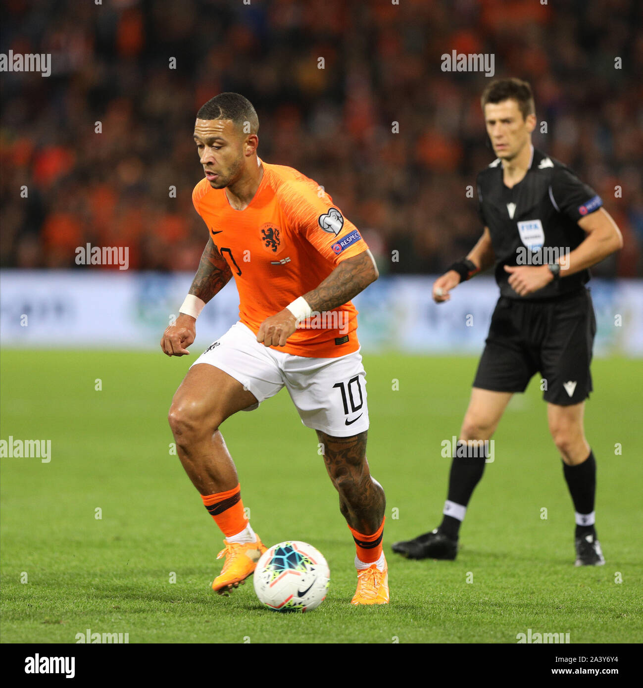 Stadion Feijenoord, Rotterdam, Paesi Bassi. 10 ottobre, 2019. Campionati Europei 2020 il qualificatore, Paesi Bassi contro l'Irlanda del Nord; Memphis Depay dei Paesi Bassi spinge in avanti - Editoriale usare carte di credito: Azione Plus sport/Alamy Live News Foto Stock