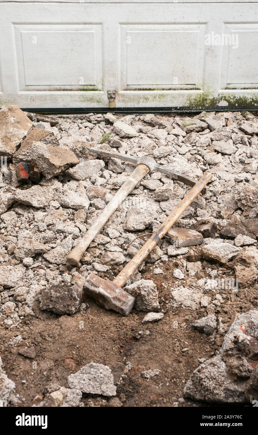 Scomposto in calcestruzzo in macerie un drive area pronto per essere rimosso per calcestruzzo Brindle blocchi di pavimentazione di essere prevista Foto Stock