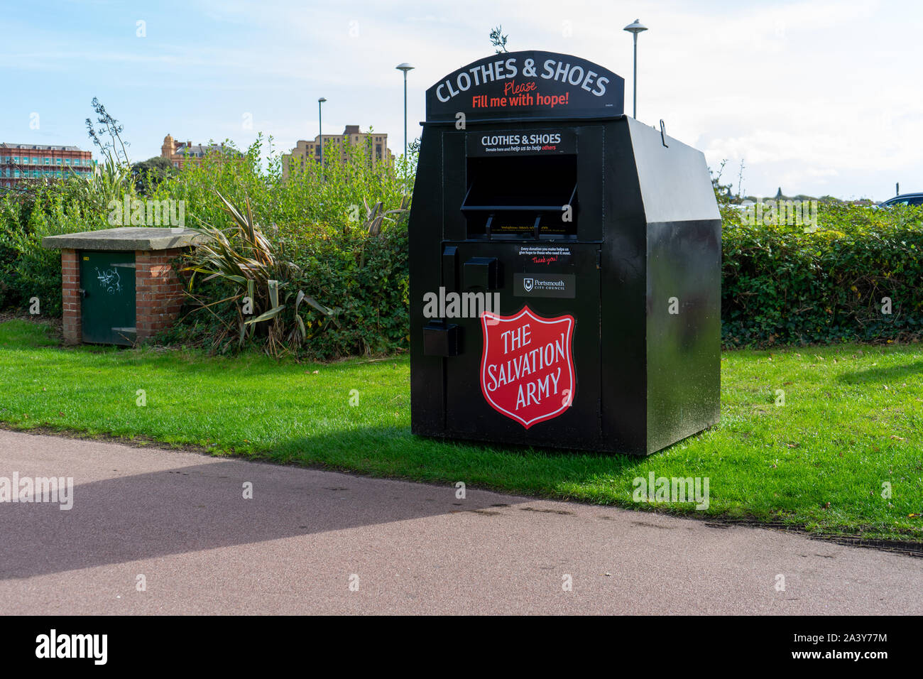 Un esercito della salvezza la carità bin in strada Foto Stock