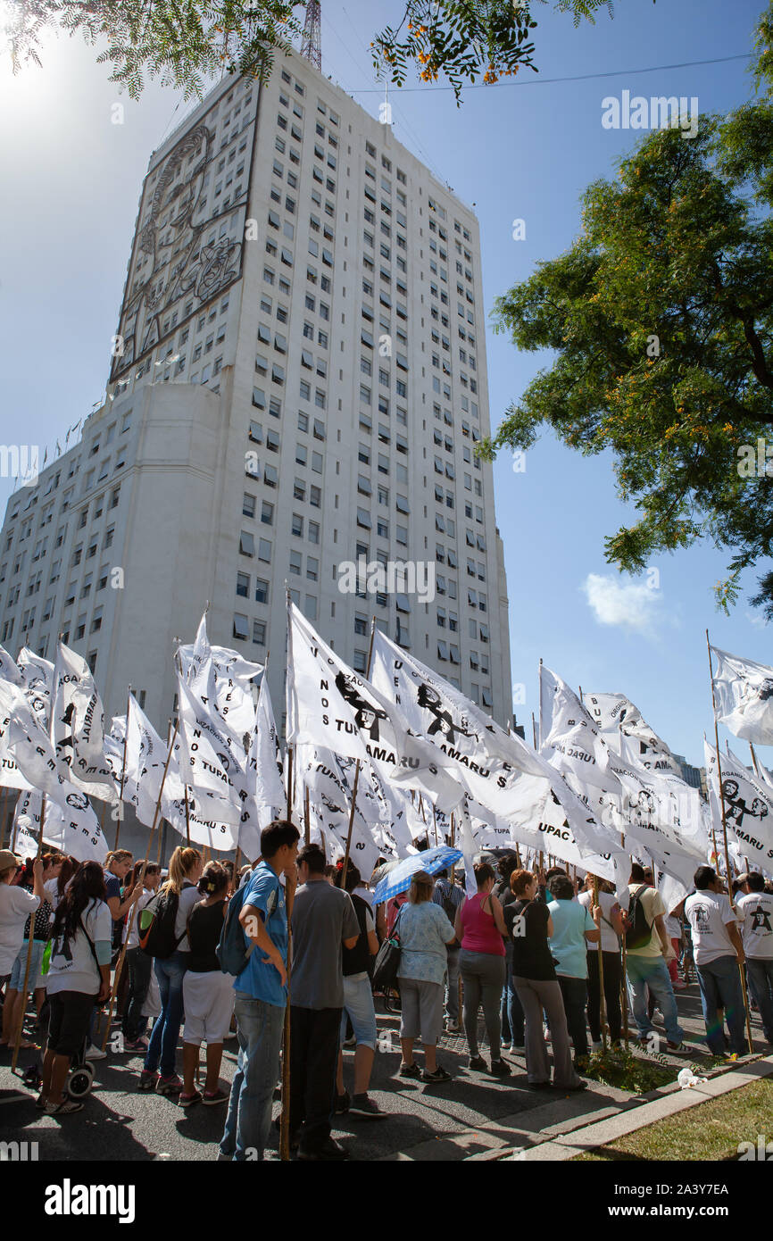 Buenos Aires, Argentina - 10 dicembre 2013: marzo protesta del gruppo Tupac Amaru in fromt dell'edificio del Ministero dell azione sociale in giù per Foto Stock