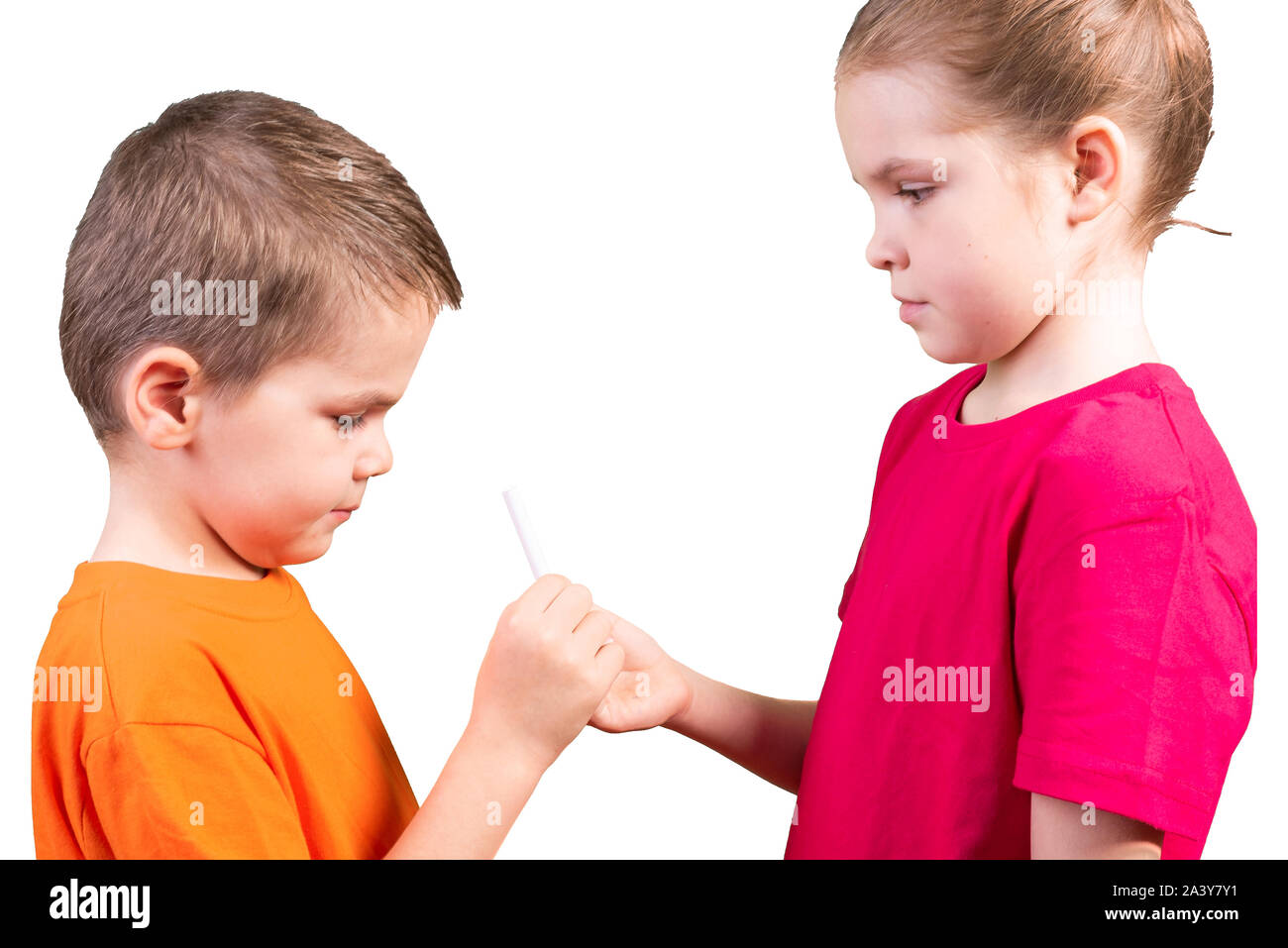 Una bambina offre una sigaretta per un ragazzino. Isolato su uno sfondo bianco. Foto Stock