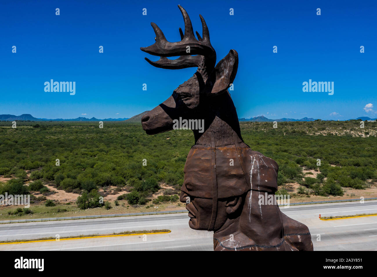 Gigantesca statua di ballo Yaqui o la danza del cervo indigena il gruppo etnico di Sonora in Messico. Trubu Yaqui. Le corna di cervo. La scultura è di oltre trenta metri di altezza ed è situato nella località turistica stop sul Messico 15 Road, accanto alla valle Yaqui. Yaqui gruppo etnico. Tribù Yaqui, tribù, indigeni, cervi ballerino. Deer Dance. Avvisatore acustico. Parador dispone di un quadrato, fontana, un area cerimoniale e di deserto giardinaggio con mesquite, ironwood e greenwood. © (© Foto: LuisGutierrez / NortePhoto.com) Estatua gigante de danzante Yaqui de la etnia más representativa en el estado de Sonora, Messico. La escultura mide más d Foto Stock