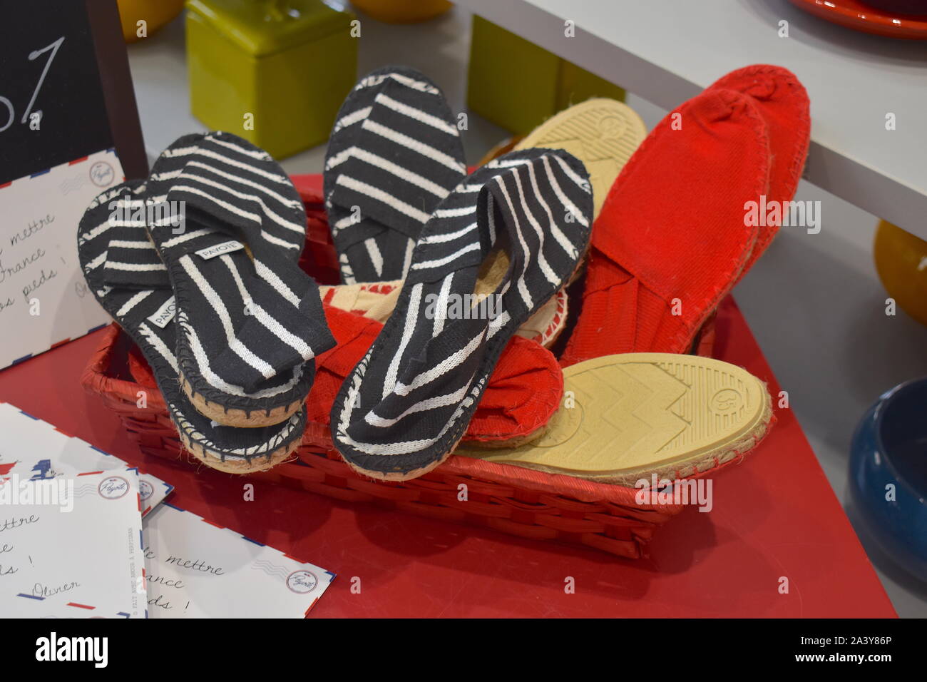 Unisex rosso, bianco e nero a strisce le " espadrilles " di tela per la vendita. Tradizionale Francese e Spagnolo calzature estive. Disponibile in varie misure. Foto Stock