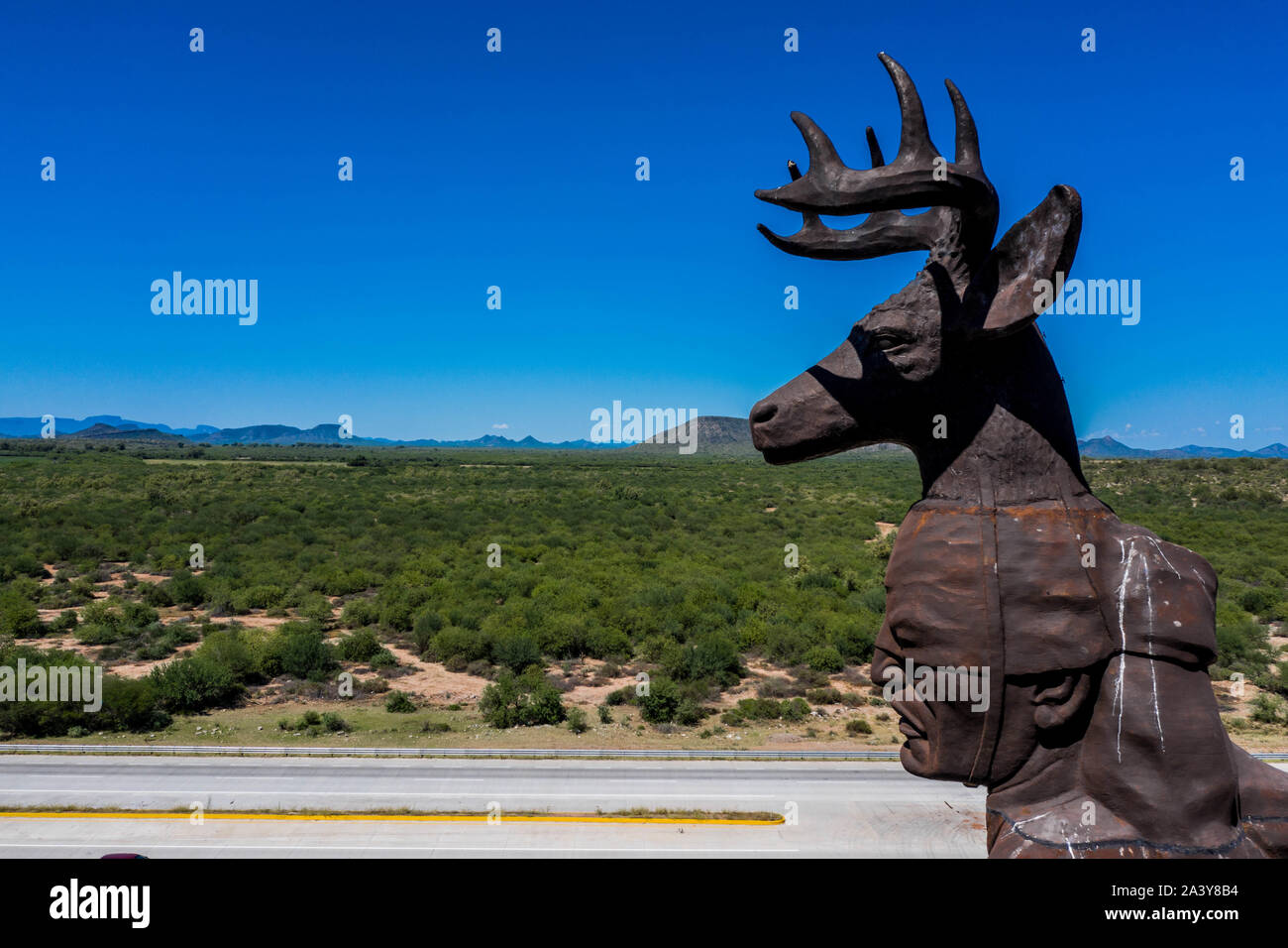 Gigantesca statua di ballo Yaqui o la danza del cervo indigena il gruppo etnico di Sonora in Messico. Trubu Yaqui. Le corna di cervo. La scultura è di oltre trenta metri di altezza ed è situato nella località turistica stop sul Messico 15 Road, accanto alla valle Yaqui. Yaqui gruppo etnico. Tribù Yaqui, tribù, indigeni, cervi ballerino. Deer Dance. Avvisatore acustico. Parador dispone di un quadrato, fontana, un area cerimoniale e di deserto giardinaggio con mesquite, ironwood e greenwood. © (© Foto: LuisGutierrez / NortePhoto.com) Estatua gigante de danzante Yaqui de la etnia más representativa en el estado de Sonora, Messico. La escultura mide más d Foto Stock