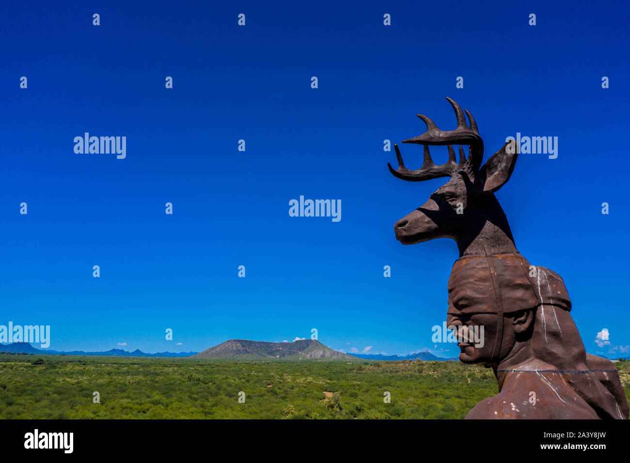 Gigantesca statua di ballo Yaqui o la danza del cervo indigena il gruppo etnico di Sonora in Messico. Trubu Yaqui. Le corna di cervo. La scultura è di oltre trenta metri di altezza ed è situato nella località turistica stop sul Messico 15 Road, accanto alla valle Yaqui. Yaqui gruppo etnico. Tribù Yaqui, tribù, indigeni, cervi ballerino. Deer Dance. Avvisatore acustico. Parador dispone di un quadrato, fontana, un area cerimoniale e di deserto giardinaggio con mesquite, ironwood e greenwood. © (© Foto: LuisGutierrez / NortePhoto.com) Estatua gigante de danzante Yaqui de la etnia más representativa en el estado de Sonora, Messico. La escultura mide más d Foto Stock