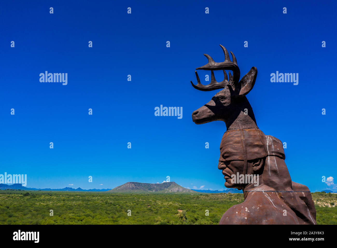 Gigantesca statua di ballo Yaqui o la danza del cervo indigena il gruppo etnico di Sonora in Messico. Trubu Yaqui. Le corna di cervo. La scultura è di oltre trenta metri di altezza ed è situato nella località turistica stop sul Messico 15 Road, accanto alla valle Yaqui. Yaqui gruppo etnico. Tribù Yaqui, tribù, indigeni, cervi ballerino. Deer Dance. Avvisatore acustico. Parador dispone di un quadrato, fontana, un area cerimoniale e di deserto giardinaggio con mesquite, ironwood e greenwood. © (© Foto: LuisGutierrez / NortePhoto.com) Estatua gigante de danzante Yaqui de la etnia más representativa en el estado de Sonora, Messico. La escultura mide más d Foto Stock