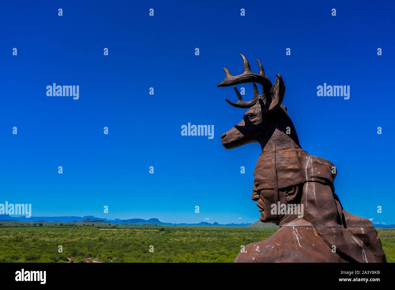 Gigantesca statua di ballo Yaqui o la danza del cervo indigena il gruppo etnico di Sonora in Messico. Trubu Yaqui. Le corna di cervo. La scultura è di oltre trenta metri di altezza ed è situato nella località turistica stop sul Messico 15 Road, accanto alla valle Yaqui. Yaqui gruppo etnico. Tribù Yaqui, tribù, indigeni, cervi ballerino. Deer Dance. Avvisatore acustico. Parador dispone di un quadrato, fontana, un area cerimoniale e di deserto giardinaggio con mesquite, ironwood e greenwood. © (© Foto: LuisGutierrez / NortePhoto.com) Estatua gigante de danzante Yaqui de la etnia más representativa en el estado de Sonora, Messico. La escultura mide más d Foto Stock