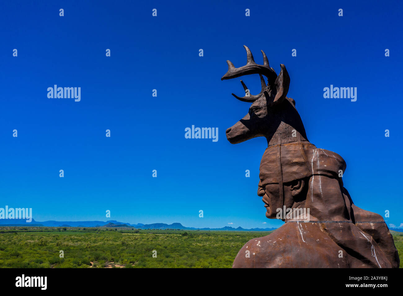 Gigantesca statua di ballo Yaqui o la danza del cervo indigena il gruppo etnico di Sonora in Messico. Trubu Yaqui. Le corna di cervo. La scultura è di oltre trenta metri di altezza ed è situato nella località turistica stop sul Messico 15 Road, accanto alla valle Yaqui. Yaqui gruppo etnico. Tribù Yaqui, tribù, indigeni, cervi ballerino. Deer Dance. Avvisatore acustico. Parador dispone di un quadrato, fontana, un area cerimoniale e di deserto giardinaggio con mesquite, ironwood e greenwood. © (© Foto: LuisGutierrez / NortePhoto.com) Estatua gigante de danzante Yaqui de la etnia más representativa en el estado de Sonora, Messico. La escultura mide más d Foto Stock
