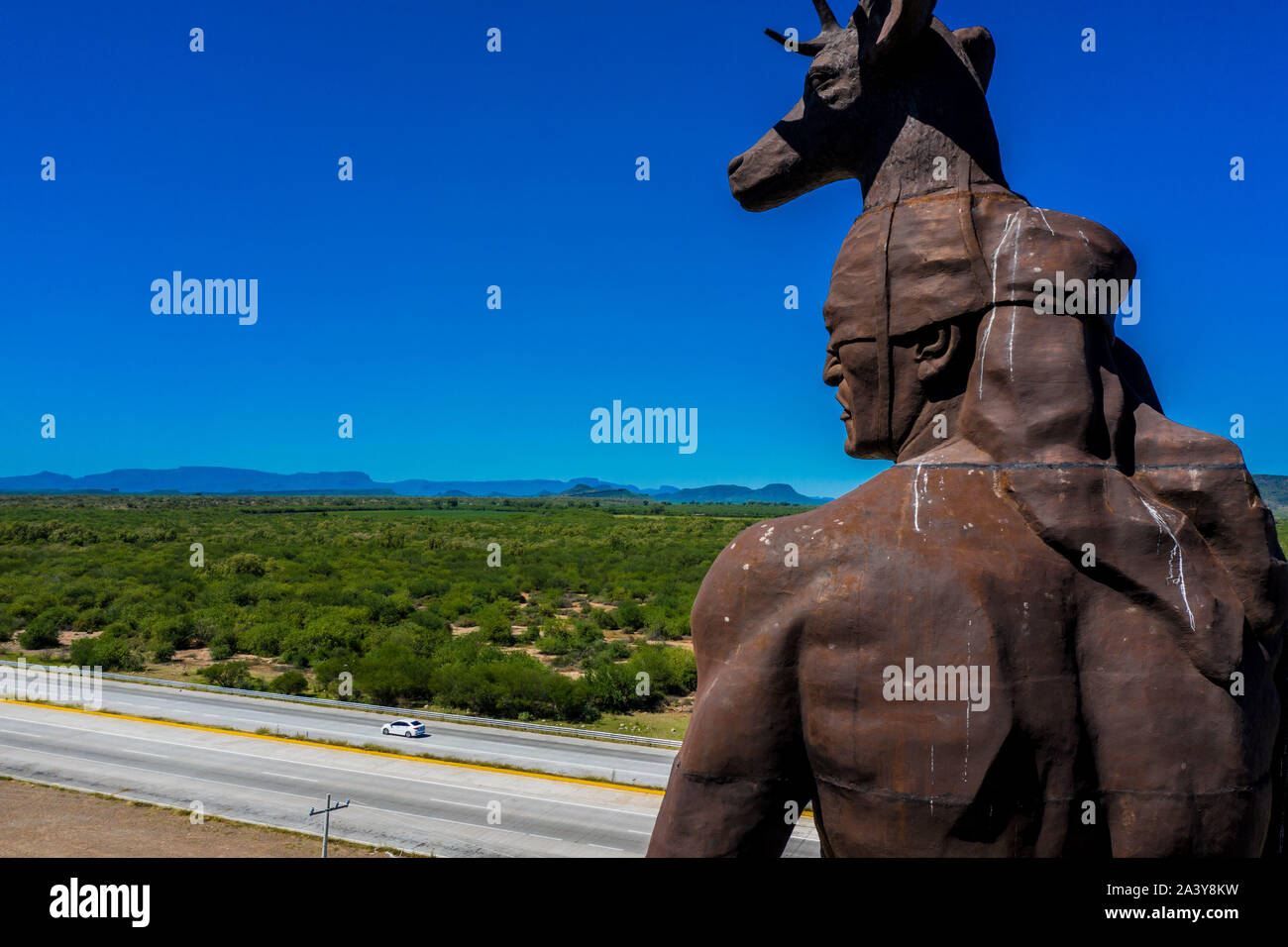 Gigantesca statua di ballo Yaqui o la danza del cervo indigena il gruppo etnico di Sonora in Messico. Trubu Yaqui. Le corna di cervo. La scultura è di oltre trenta metri di altezza ed è situato nella località turistica stop sul Messico 15 Road, accanto alla valle Yaqui. Yaqui gruppo etnico. Tribù Yaqui, tribù, indigeni, cervi ballerino. Deer Dance. Avvisatore acustico. Parador dispone di un quadrato, fontana, un area cerimoniale e di deserto giardinaggio con mesquite, ironwood e greenwood. © (© Foto: LuisGutierrez / NortePhoto.com) Estatua gigante de danzante Yaqui de la etnia más representativa en el estado de Sonora, Messico. La escultura mide más d Foto Stock
