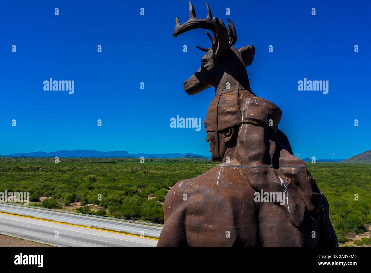 Gigantesca statua di ballo Yaqui o la danza del cervo indigena il gruppo etnico di Sonora in Messico. Trubu Yaqui. Le corna di cervo. La scultura è di oltre trenta metri di altezza ed è situato nella località turistica stop sul Messico 15 Road, accanto alla valle Yaqui. Yaqui gruppo etnico. Tribù Yaqui, tribù, indigeni, cervi ballerino. Deer Dance. Avvisatore acustico. Parador dispone di un quadrato, fontana, un area cerimoniale e di deserto giardinaggio con mesquite, ironwood e greenwood. © (© Foto: LuisGutierrez / NortePhoto.com) Estatua gigante de danzante Yaqui de la etnia más representativa en el estado de Sonora, Messico. La escultura mide más d Foto Stock