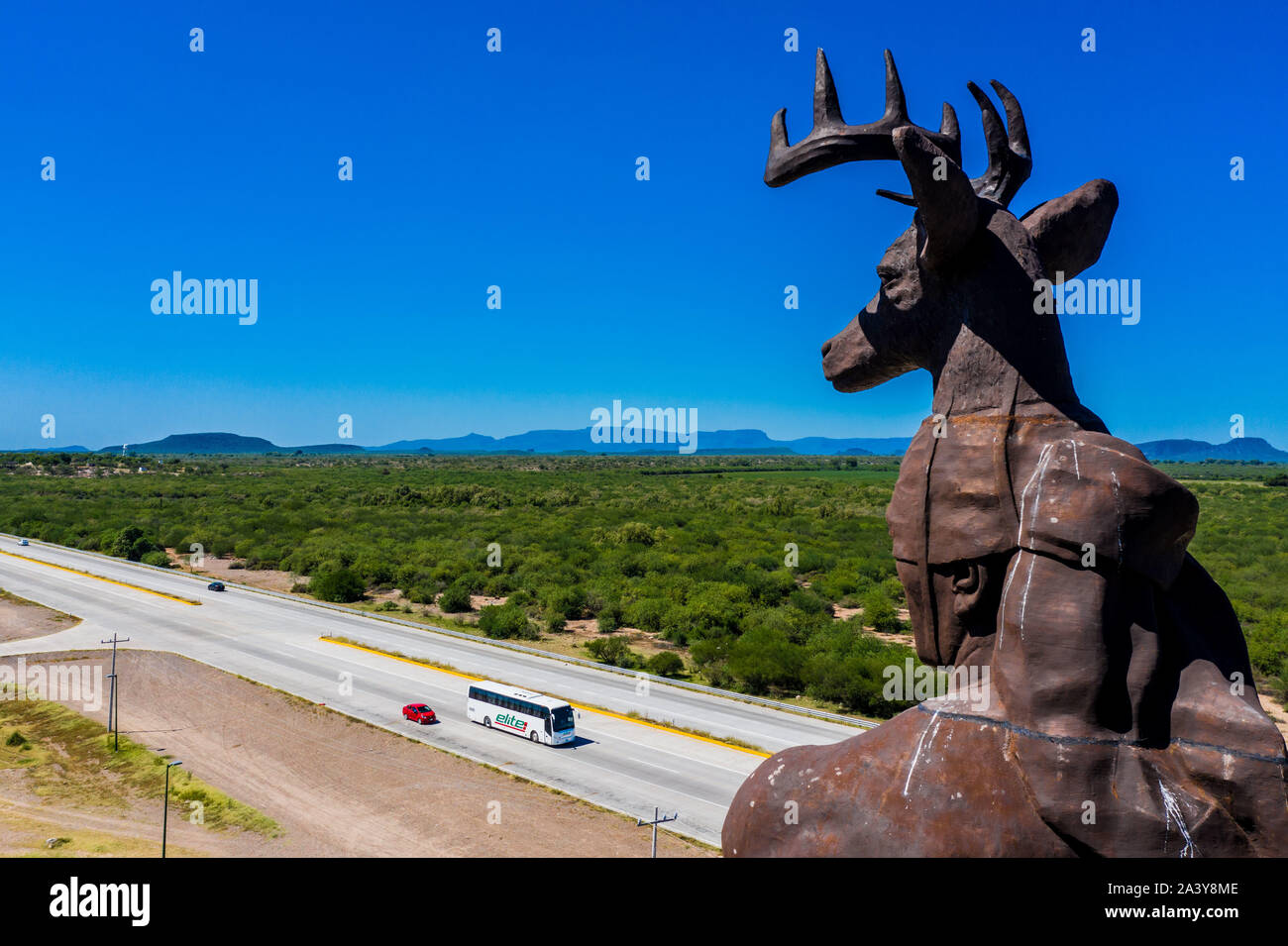 Gigantesca statua di ballo Yaqui o la danza del cervo indigena il gruppo etnico di Sonora in Messico. Trubu Yaqui. Le corna di cervo. La scultura è di oltre trenta metri di altezza ed è situato nella località turistica stop sul Messico 15 Road, accanto alla valle Yaqui. Yaqui gruppo etnico. Tribù Yaqui, tribù, indigeni, cervi ballerino. Deer Dance. Avvisatore acustico. Parador dispone di un quadrato, fontana, un area cerimoniale e di deserto giardinaggio con mesquite, ironwood e greenwood. © (© Foto: LuisGutierrez / NortePhoto.com) Estatua gigante de danzante Yaqui de la etnia más representativa en el estado de Sonora, Messico. La escultura mide más d Foto Stock