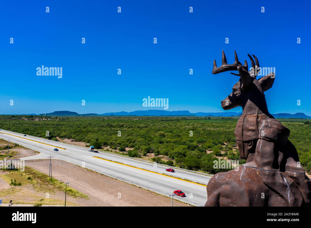 Gigantesca statua di ballo Yaqui o la danza del cervo indigena il gruppo etnico di Sonora in Messico. Trubu Yaqui. Le corna di cervo. La scultura è di oltre trenta metri di altezza ed è situato nella località turistica stop sul Messico 15 Road, accanto alla valle Yaqui. Yaqui gruppo etnico. Tribù Yaqui, tribù, indigeni, cervi ballerino. Deer Dance. Avvisatore acustico. Parador dispone di un quadrato, fontana, un area cerimoniale e di deserto giardinaggio con mesquite, ironwood e greenwood. © (© Foto: LuisGutierrez / NortePhoto.com) Estatua gigante de danzante Yaqui de la etnia más representativa en el estado de Sonora, Messico. La escultura mide más d Foto Stock