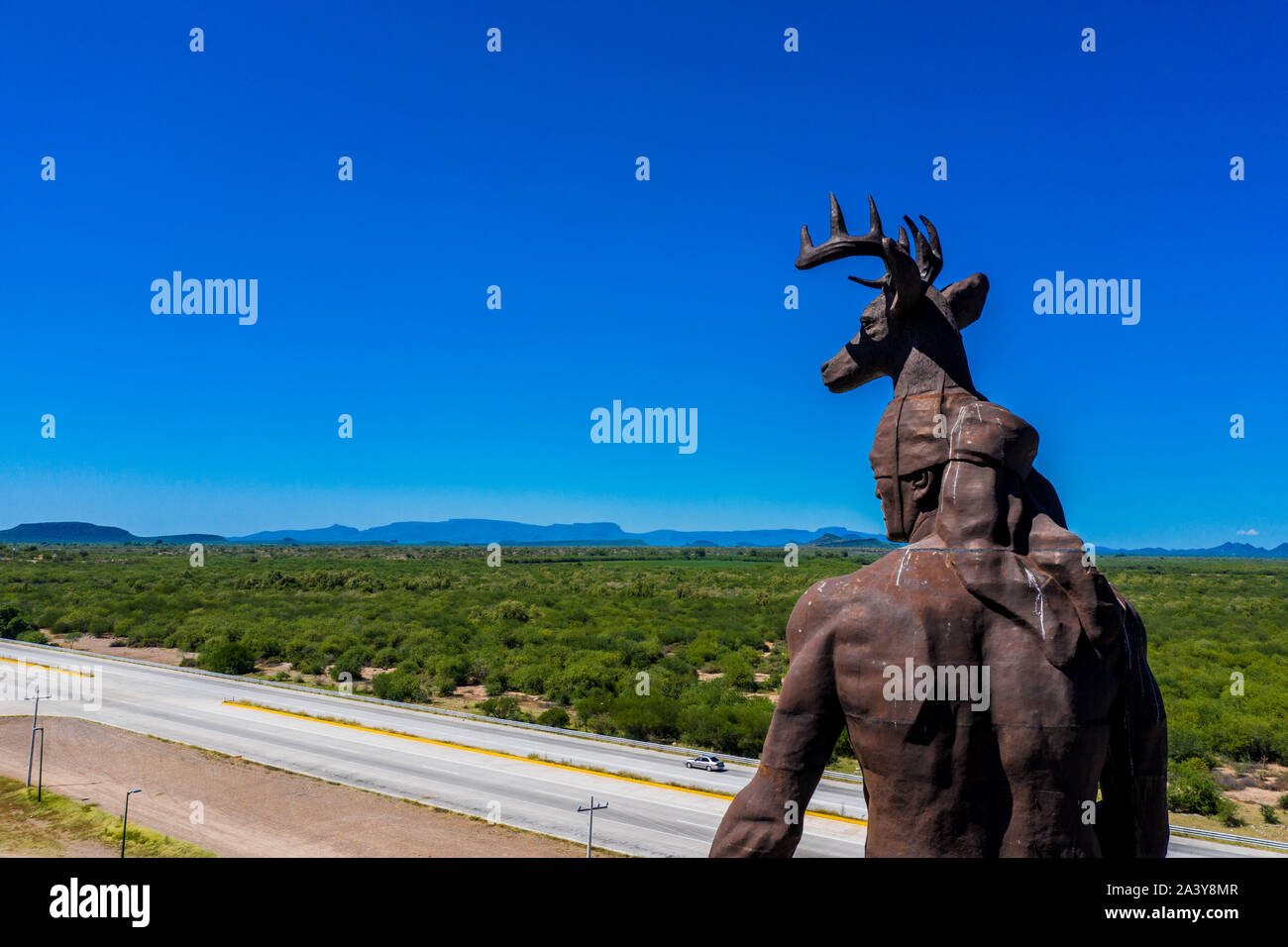 Gigantesca statua di ballo Yaqui o la danza del cervo indigena il gruppo etnico di Sonora in Messico. Trubu Yaqui. Le corna di cervo. La scultura è di oltre trenta metri di altezza ed è situato nella località turistica stop sul Messico 15 Road, accanto alla valle Yaqui. Yaqui gruppo etnico. Tribù Yaqui, tribù, indigeni, cervi ballerino. Deer Dance. Avvisatore acustico. Parador dispone di un quadrato, fontana, un area cerimoniale e di deserto giardinaggio con mesquite, ironwood e greenwood. © (© Foto: LuisGutierrez / NortePhoto.com) Estatua gigante de danzante Yaqui de la etnia más representativa en el estado de Sonora, Messico. La escultura mide más d Foto Stock