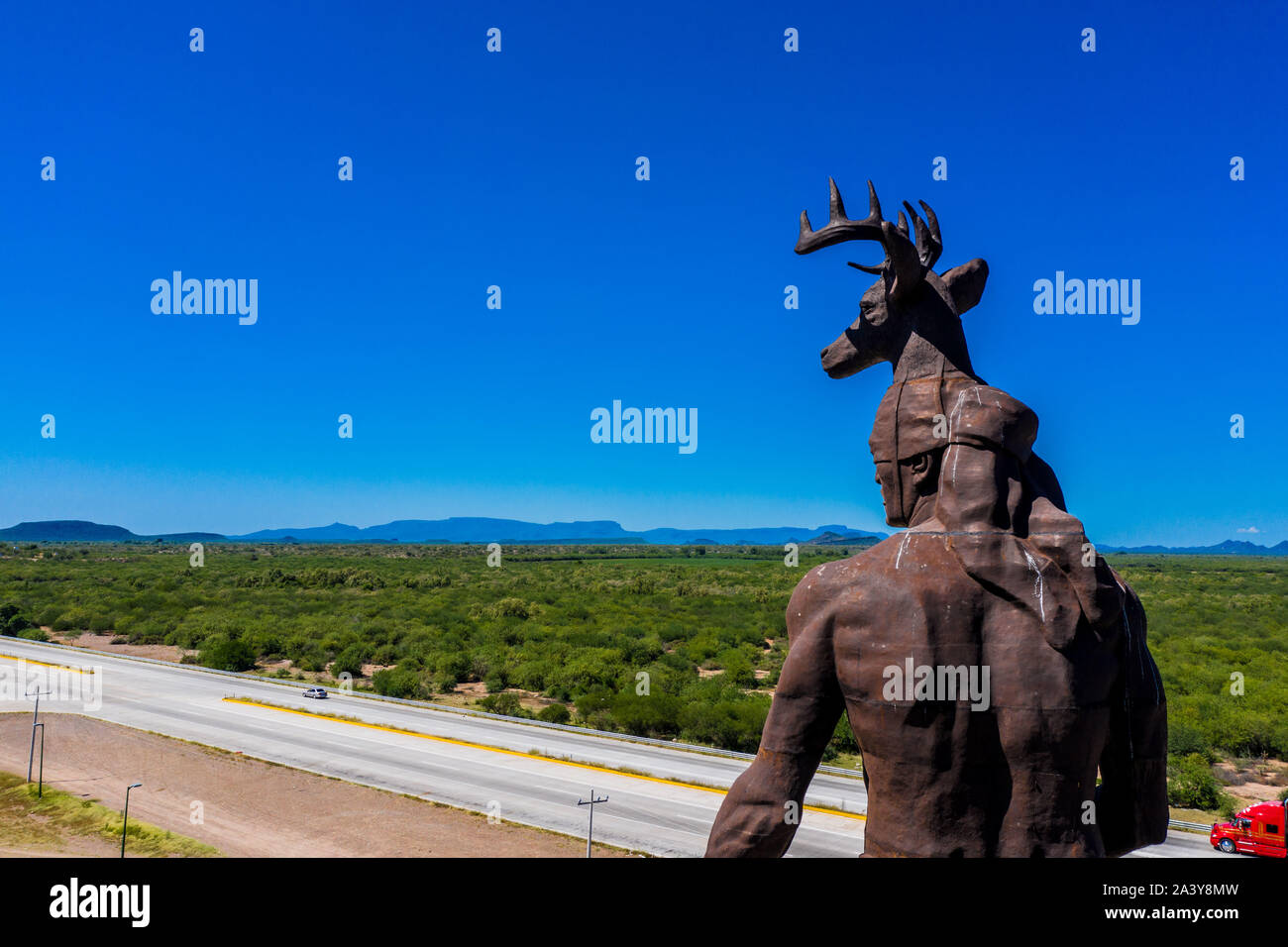 Gigantesca statua di ballo Yaqui o la danza del cervo indigena il gruppo etnico di Sonora in Messico. Trubu Yaqui. Le corna di cervo. La scultura è di oltre trenta metri di altezza ed è situato nella località turistica stop sul Messico 15 Road, accanto alla valle Yaqui. Yaqui gruppo etnico. Tribù Yaqui, tribù, indigeni, cervi ballerino. Deer Dance. Avvisatore acustico. Parador dispone di un quadrato, fontana, un area cerimoniale e di deserto giardinaggio con mesquite, ironwood e greenwood. © (© Foto: LuisGutierrez / NortePhoto.com) Estatua gigante de danzante Yaqui de la etnia más representativa en el estado de Sonora, Messico. La escultura mide más d Foto Stock