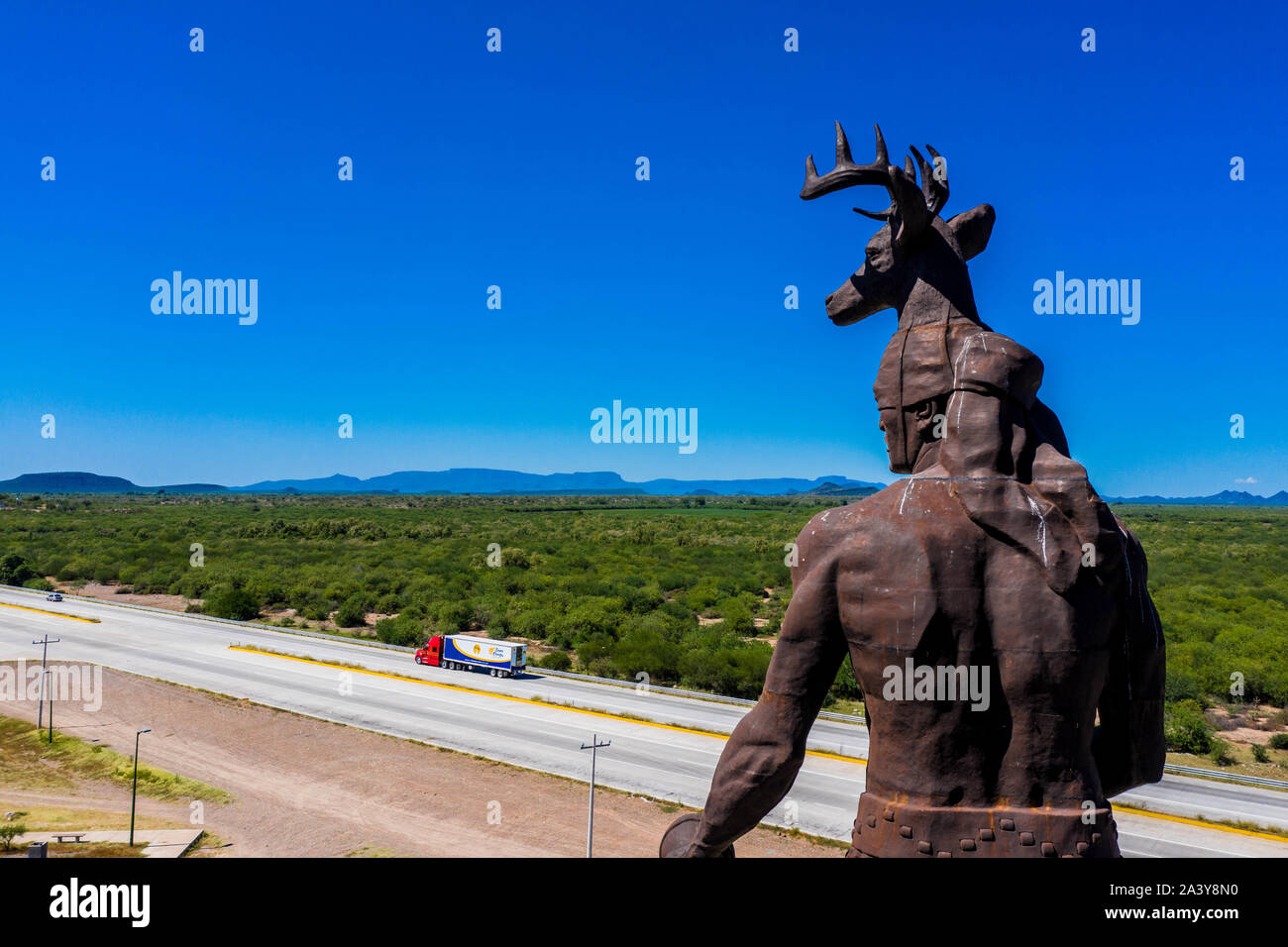 Gigantesca statua di ballo Yaqui o la danza del cervo indigena il gruppo etnico di Sonora in Messico. Trubu Yaqui. Le corna di cervo. La scultura è di oltre trenta metri di altezza ed è situato nella località turistica stop sul Messico 15 Road, accanto alla valle Yaqui. Yaqui gruppo etnico. Tribù Yaqui, tribù, indigeni, cervi ballerino. Deer Dance. Avvisatore acustico. Parador dispone di un quadrato, fontana, un area cerimoniale e di deserto giardinaggio con mesquite, ironwood e greenwood. © (© Foto: LuisGutierrez / NortePhoto.com) Estatua gigante de danzante Yaqui de la etnia más representativa en el estado de Sonora, Messico. La escultura mide más d Foto Stock