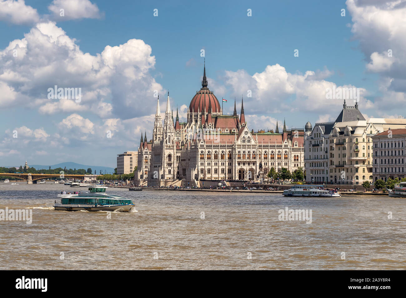 Il Parlamento ungherese edificio sulla riva del Danubio a Budapest Foto Stock