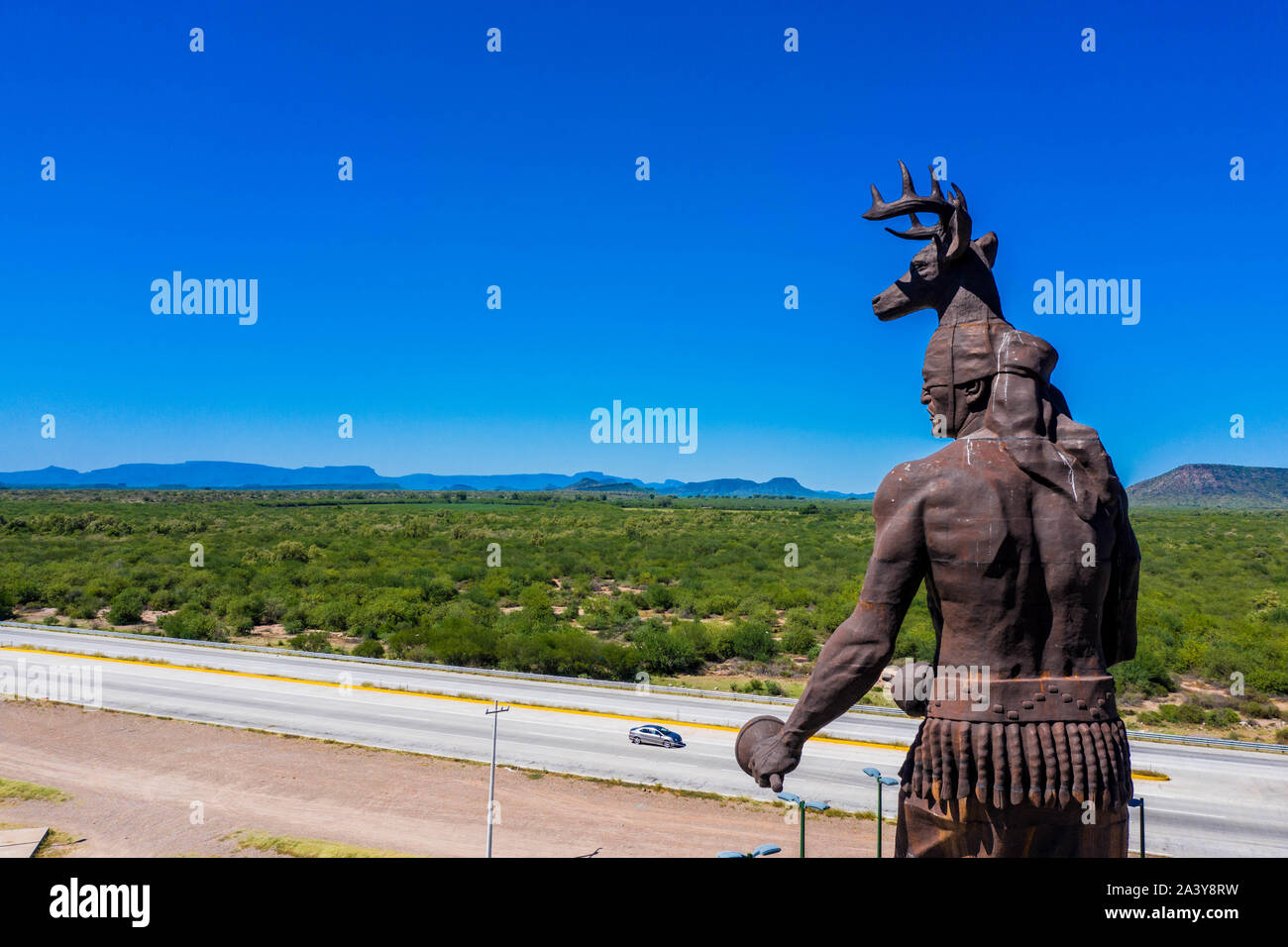 Gigantesca statua di ballo Yaqui o la danza del cervo indigena il gruppo etnico di Sonora in Messico. Trubu Yaqui. Le corna di cervo. La scultura è di oltre trenta metri di altezza ed è situato nella località turistica stop sul Messico 15 Road, accanto alla valle Yaqui. Yaqui gruppo etnico. Tribù Yaqui, tribù, indigeni, cervi ballerino. Deer Dance. Avvisatore acustico. Parador dispone di un quadrato, fontana, un area cerimoniale e di deserto giardinaggio con mesquite, ironwood e greenwood. © (© Foto: LuisGutierrez / NortePhoto.com) Estatua gigante de danzante Yaqui de la etnia más representativa en el estado de Sonora, Messico. La escultura mide más d Foto Stock