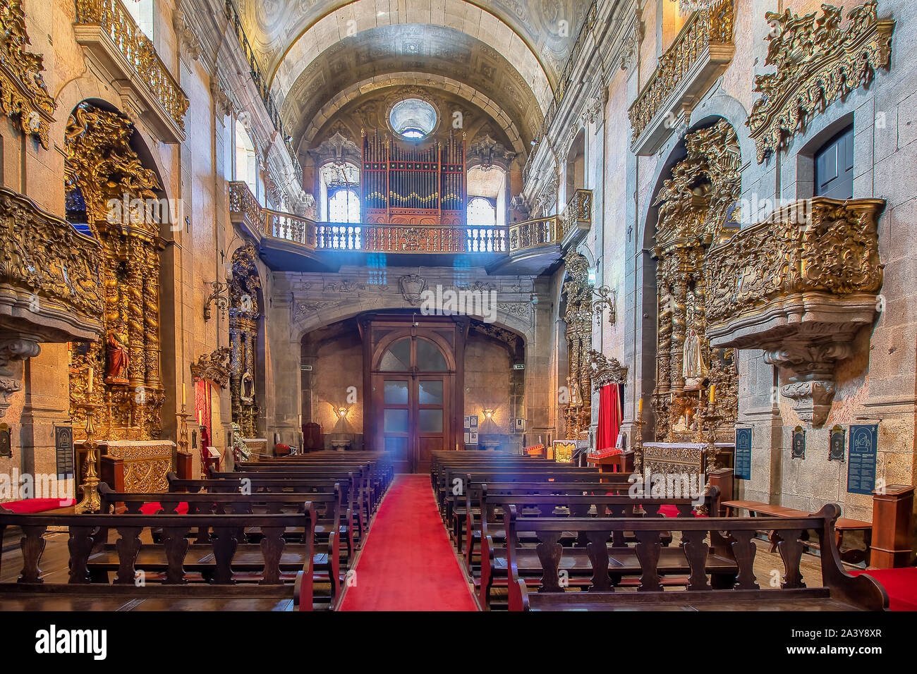 Porto, Portogallo - 15 Luglio 2019: Interno della chiesa del venerato Terzo Ordine di Nossa Senhora do Carmo (Igreja do Carmo, XVIII secolo) Foto Stock