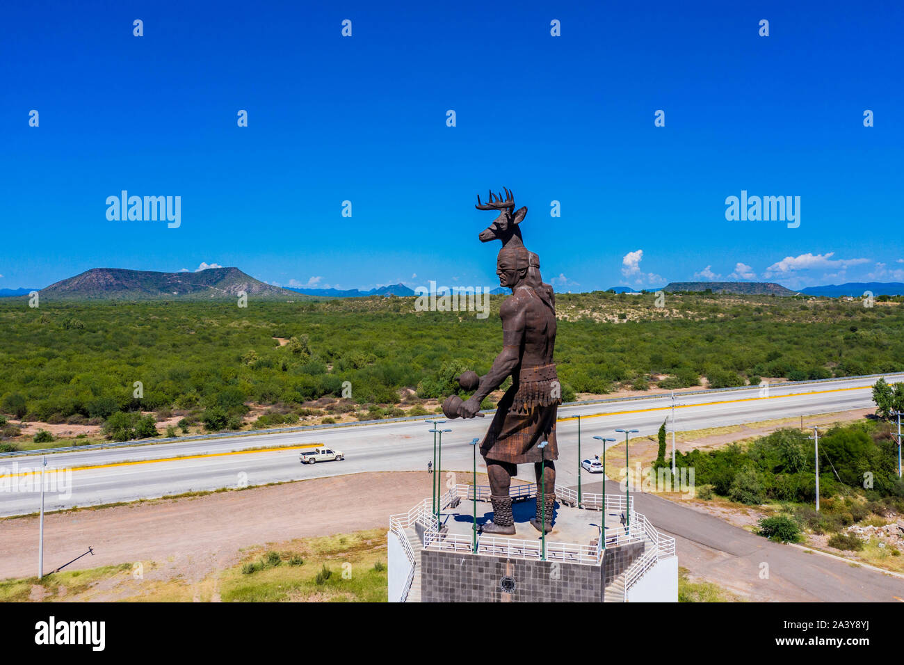 Gigantesca statua di ballo Yaqui o la danza del cervo indigena il gruppo etnico di Sonora in Messico. Trubu Yaqui. Le corna di cervo. La scultura è di oltre trenta metri di altezza ed è situato nella località turistica stop sul Messico 15 Road, accanto alla valle Yaqui. Yaqui gruppo etnico. Tribù Yaqui, tribù, indigeni, cervi ballerino. Deer Dance. Avvisatore acustico. Parador dispone di un quadrato, fontana, un area cerimoniale e di deserto giardinaggio con mesquite, ironwood e greenwood. © (© Foto: LuisGutierrez / NortePhoto.com) Estatua gigante de danzante Yaqui de la etnia más representativa en el estado de Sonora, Messico. La escultura mide más d Foto Stock