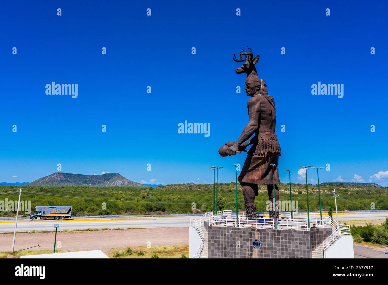 Gigantesca statua di ballo Yaqui o la danza del cervo indigena il gruppo etnico di Sonora in Messico. Trubu Yaqui. Le corna di cervo. La scultura è di oltre trenta metri di altezza ed è situato nella località turistica stop sul Messico 15 Road, accanto alla valle Yaqui. Yaqui gruppo etnico. Tribù Yaqui, tribù, indigeni, cervi ballerino. Deer Dance. Avvisatore acustico. Parador dispone di un quadrato, fontana, un area cerimoniale e di deserto giardinaggio con mesquite, ironwood e greenwood. © (© Foto: LuisGutierrez / NortePhoto.com) Estatua gigante de danzante Yaqui de la etnia más representativa en el estado de Sonora, Messico. La escultura mide más d Foto Stock