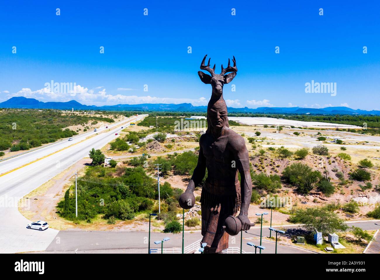Gigantesca statua di ballo Yaqui o la danza del cervo indigena il gruppo etnico di Sonora in Messico. Trubu Yaqui. Le corna di cervo. La scultura è di oltre trenta metri di altezza ed è situato nella località turistica stop sul Messico 15 Road, accanto alla valle Yaqui. Yaqui gruppo etnico. Tribù Yaqui, tribù, indigeni, cervi ballerino. Deer Dance. Avvisatore acustico. Parador dispone di un quadrato, fontana, un area cerimoniale e di deserto giardinaggio con mesquite, ironwood e greenwood. © (© Foto: LuisGutierrez / NortePhoto.com) Estatua gigante de danzante Yaqui de la etnia más representativa en el estado de Sonora, Messico. La escultura mide más d Foto Stock
