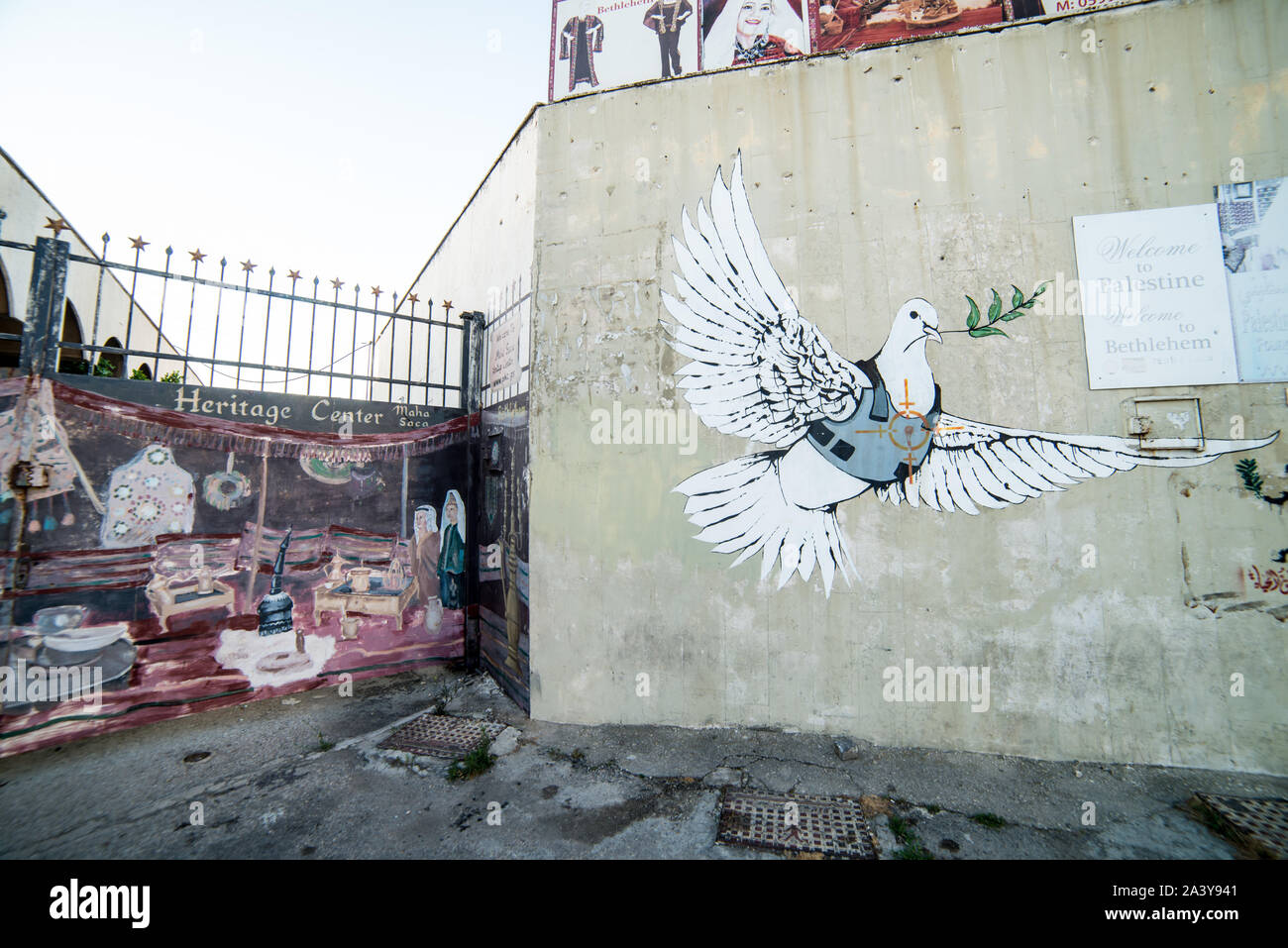 Il patrimonio palestinese di ingresso al centro con il famoso graffiti di colomba blindato da Bansky. Barriera palestinese a Betlemme, Palestina Foto Stock
