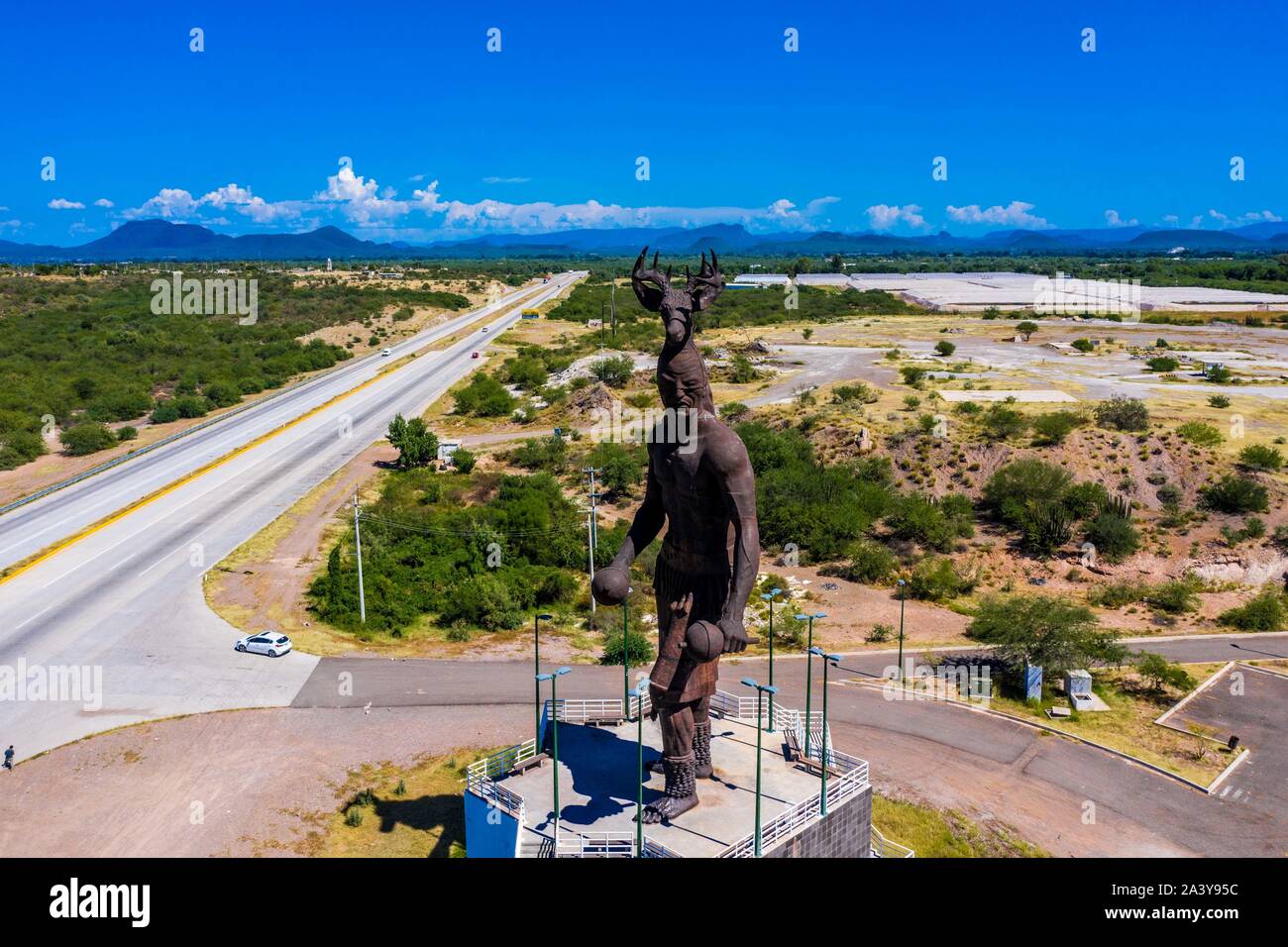 Gigantesca statua di ballo Yaqui o la danza del cervo indigena il gruppo etnico di Sonora in Messico. Trubu Yaqui. Le corna di cervo. La scultura è di oltre trenta metri di altezza ed è situato nella località turistica stop sul Messico 15 Road, accanto alla valle Yaqui. Yaqui gruppo etnico. Tribù Yaqui, tribù, indigeni, cervi ballerino. Deer Dance. Avvisatore acustico. Parador dispone di un quadrato, fontana, un area cerimoniale e di deserto giardinaggio con mesquite, ironwood e greenwood. © (© Foto: LuisGutierrez / NortePhoto.com) Estatua gigante de danzante Yaqui de la etnia más representativa en el estado de Sonora, Messico. La escultura mide más d Foto Stock