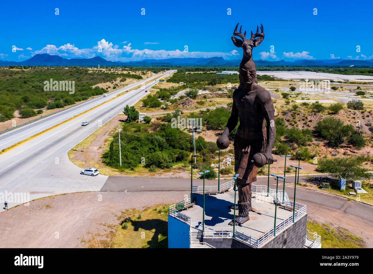 Gigantesca statua di ballo Yaqui o la danza del cervo indigena il gruppo etnico di Sonora in Messico. Trubu Yaqui. Le corna di cervo. La scultura è di oltre trenta metri di altezza ed è situato nella località turistica stop sul Messico 15 Road, accanto alla valle Yaqui. Yaqui gruppo etnico. Tribù Yaqui, tribù, indigeni, cervi ballerino. Deer Dance. Avvisatore acustico. Parador dispone di un quadrato, fontana, un area cerimoniale e di deserto giardinaggio con mesquite, ironwood e greenwood. © (© Foto: LuisGutierrez / NortePhoto.com) Estatua gigante de danzante Yaqui de la etnia más representativa en el estado de Sonora, Messico. La escultura mide más d Foto Stock