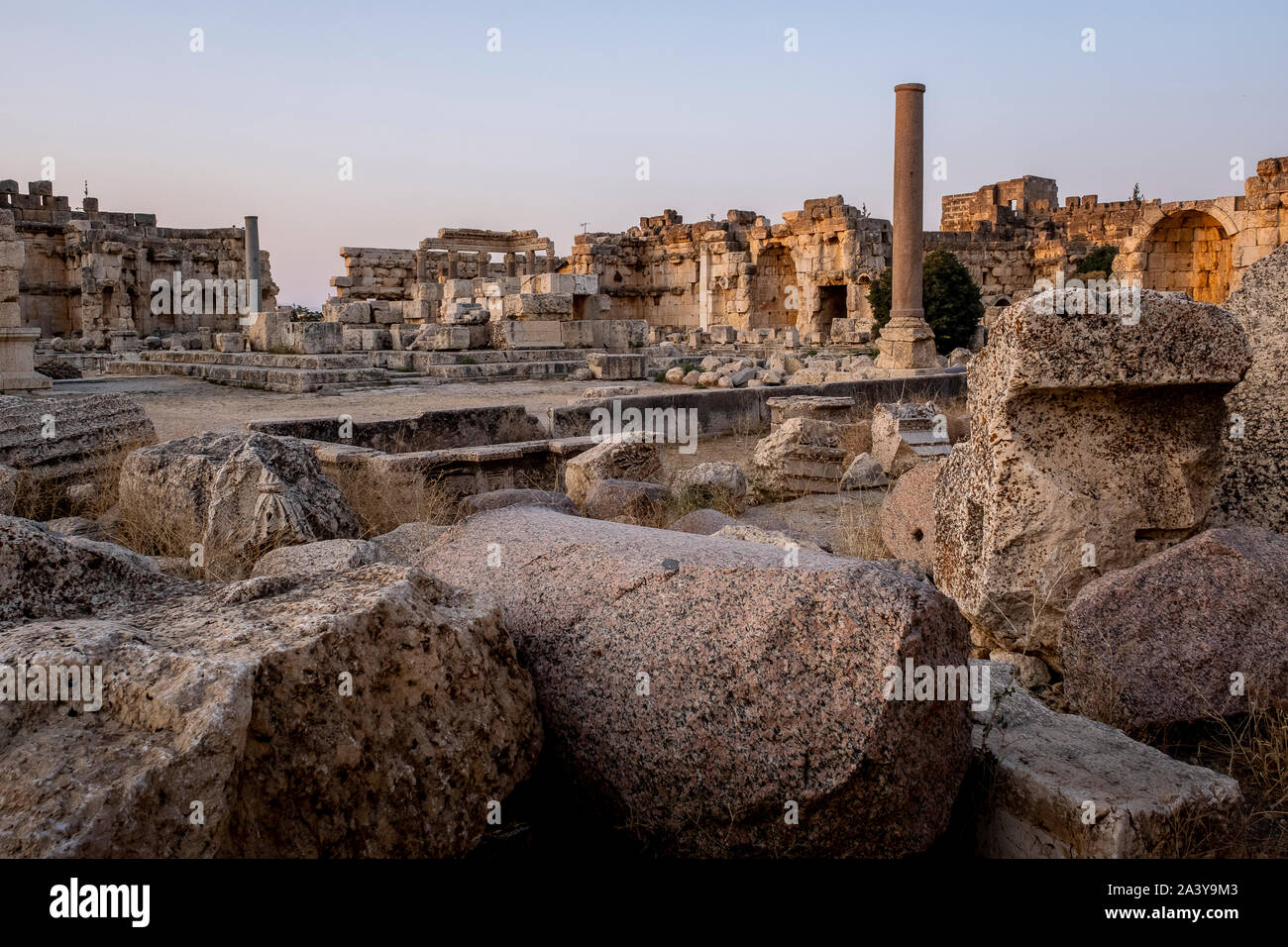 Grande cortile del tempio di Giove, Beqaa Valley, Baalbeck, Libano Foto Stock