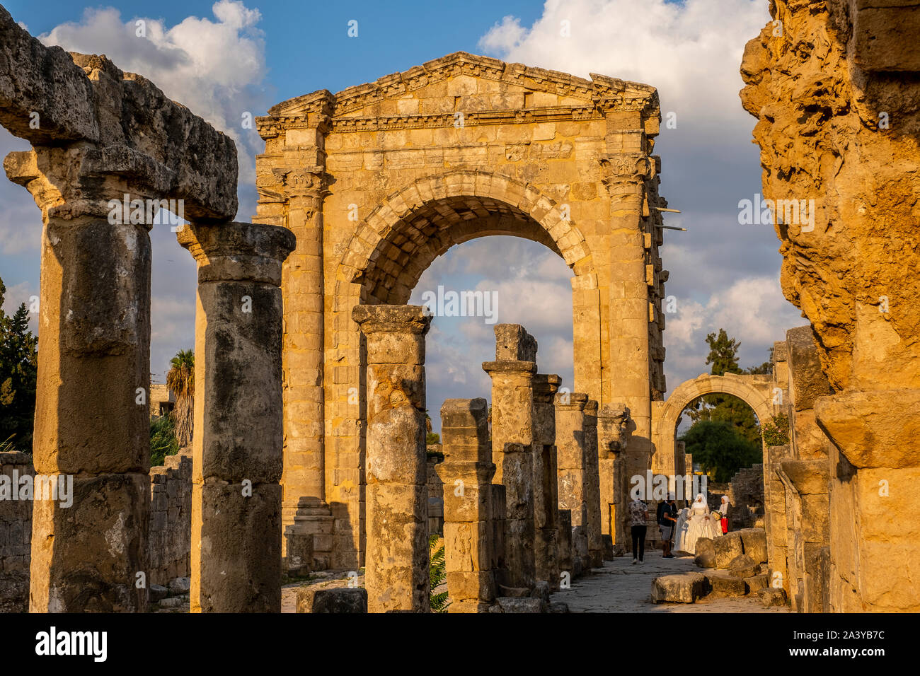 Arco trionfale, in Al-Bass sito archeologico, pneumatico (Sour), il Libano. Foto Stock