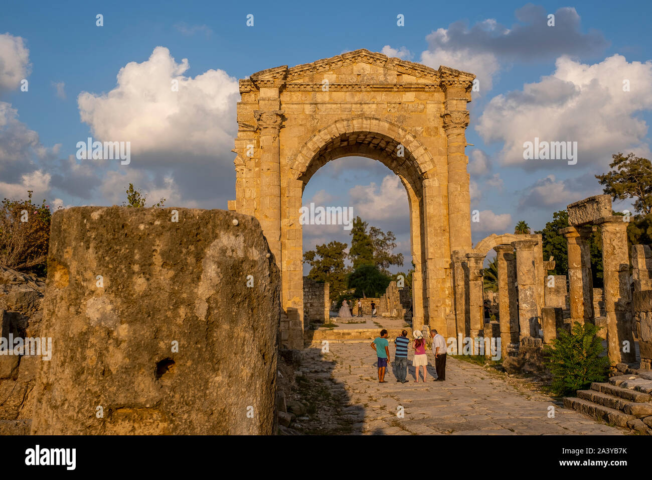 Arco trionfale, in Al-Bass sito archeologico, pneumatico (Sour), il Libano. Foto Stock