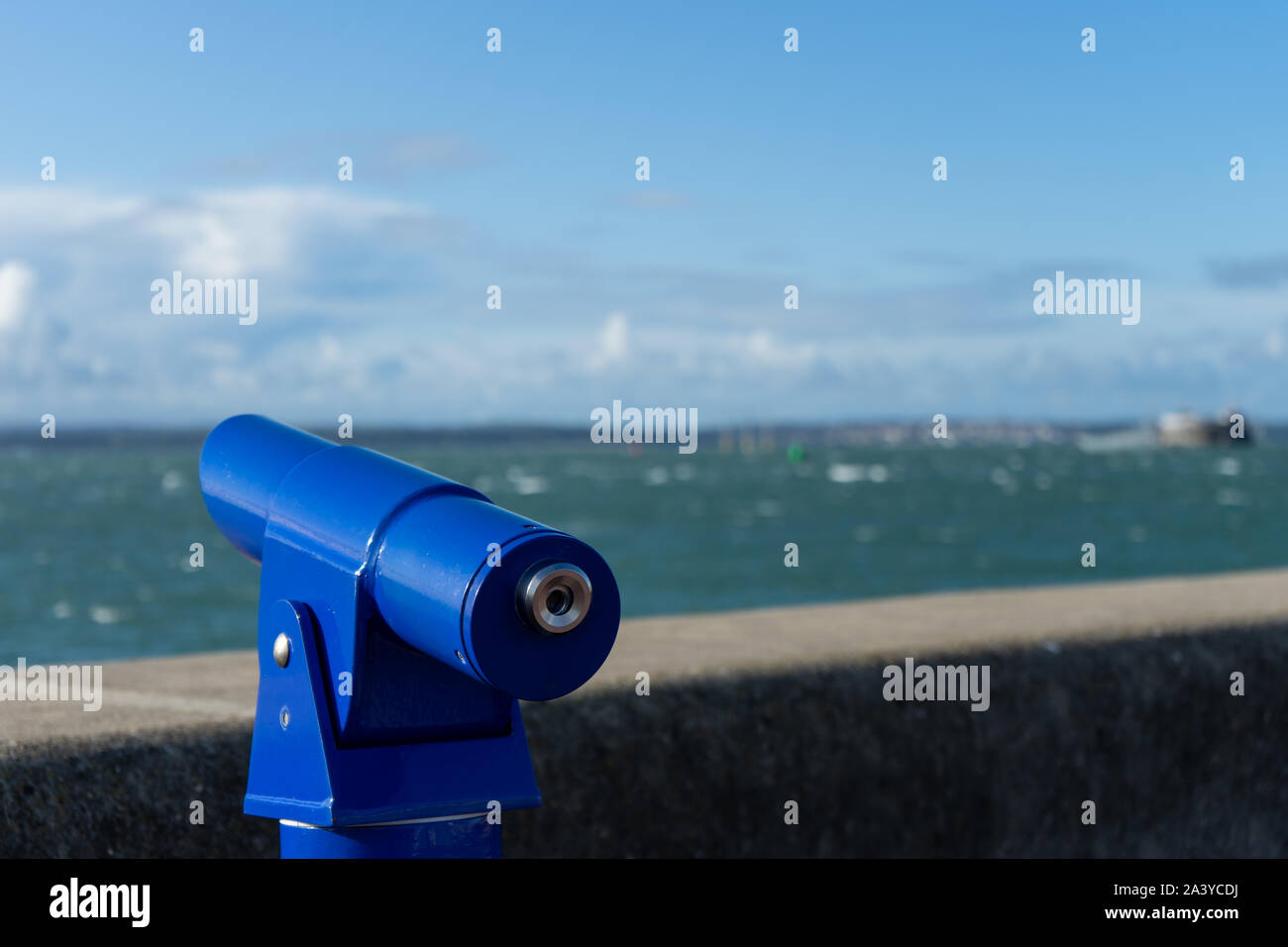 Una pay per view telescopio guardando fuori per una vista del mare Foto Stock