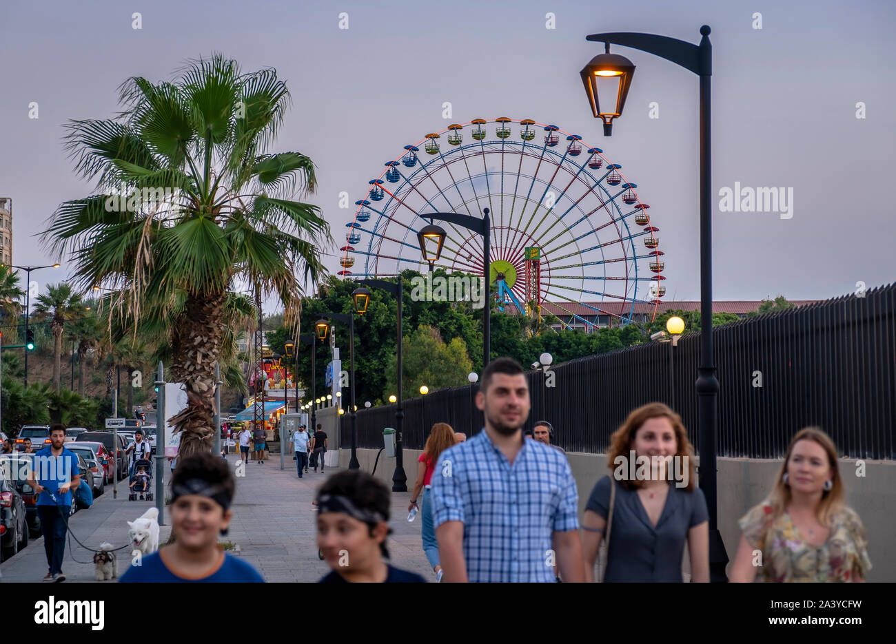Corniche, in background ruota panoramica Ferris di Beirut il Luna Park, Beirut, Libano Foto Stock
