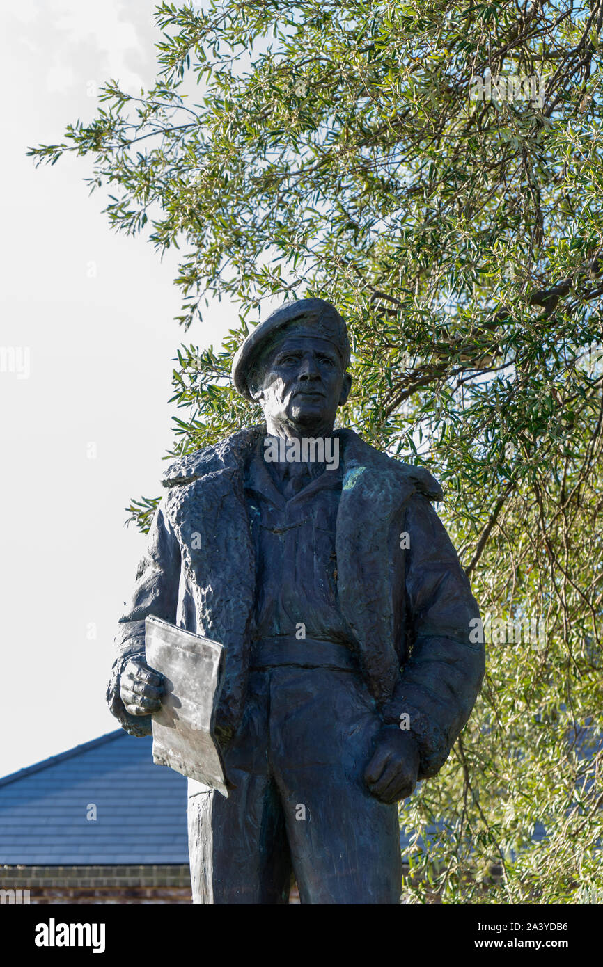 Una statua del maresciallo di campo Montgomery presso il D-Day story museum Southsea, Hampshire Foto Stock