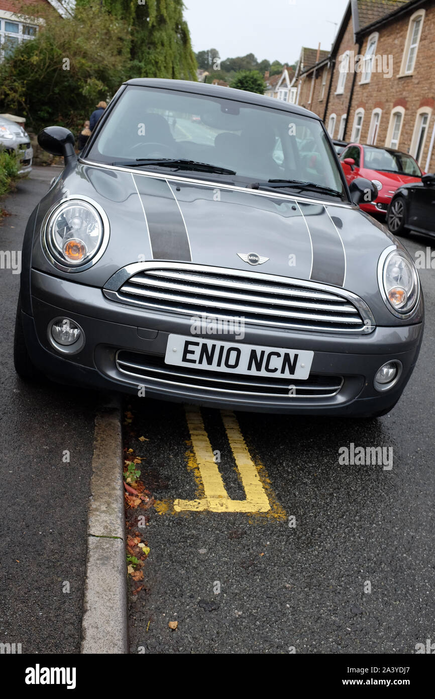 Ottobre 2019 - BMW Mini auto parcheggiata sul doppio giallo linee in Portishead, Regno Unito Foto Stock