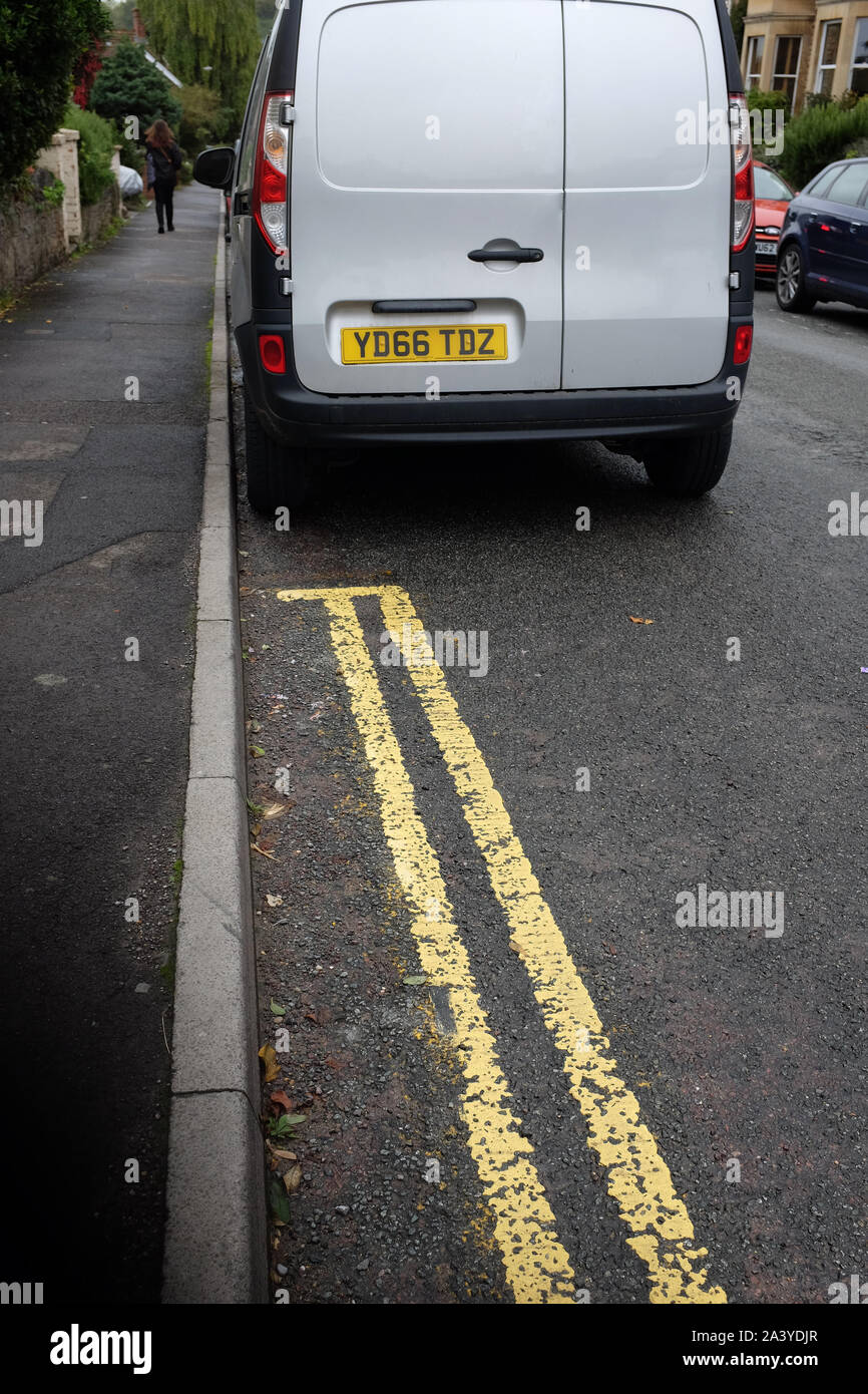 Ottobre 2019 - piccolo furgone parcheggiato alla fine del doppio giallo linee, Portishead, Regno Unito Foto Stock