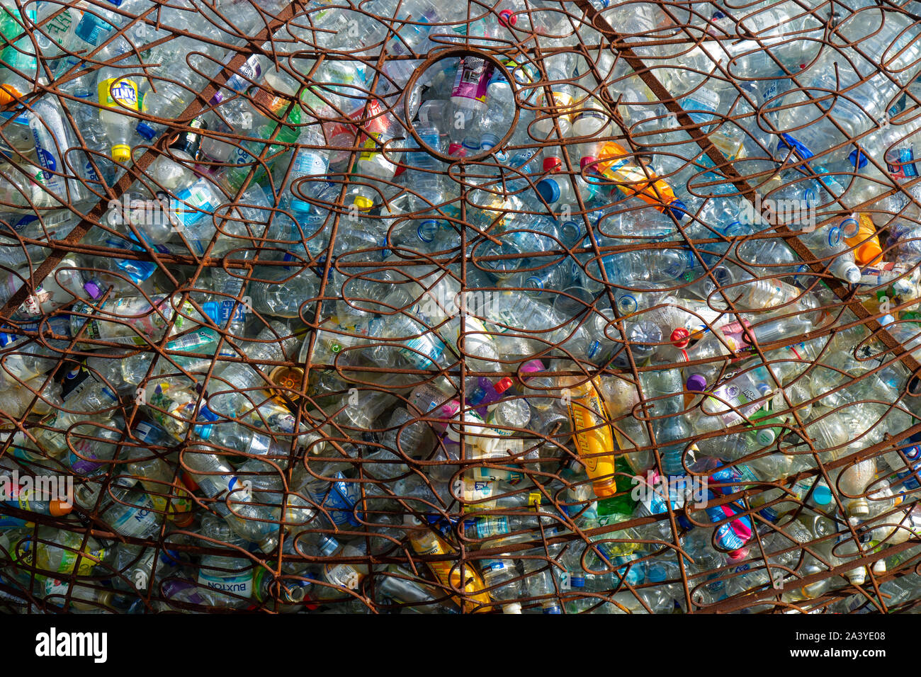 Centinaia di bottiglie di plastica di riempire un vassoio di metallo Foto Stock