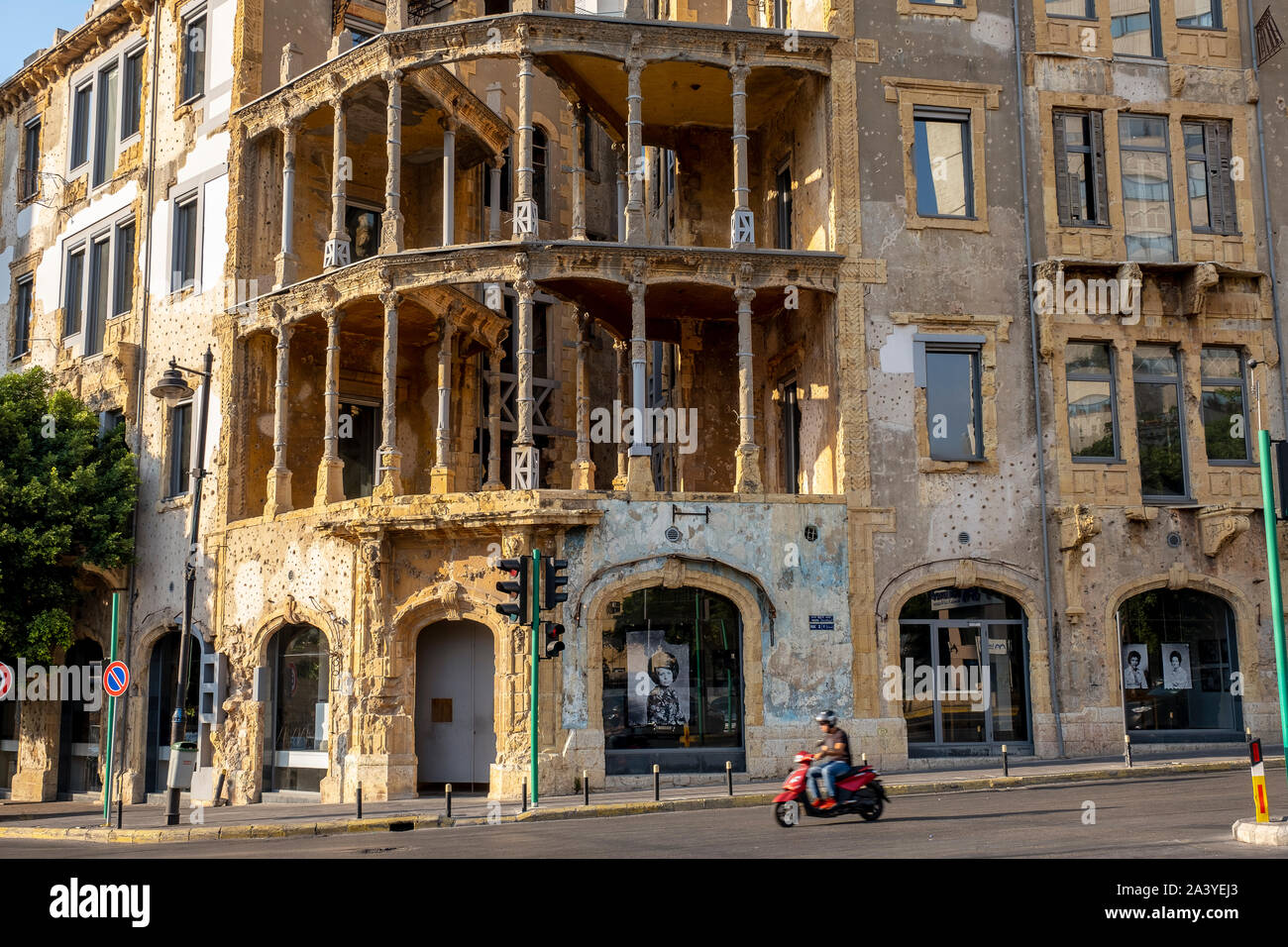 La Casa Gialla, chiamato anche Barakat edificio o Beit Beirut, centro culturale dedicato alla memoria storica della guerra civile, Beirut. Il Libano. Foto Stock