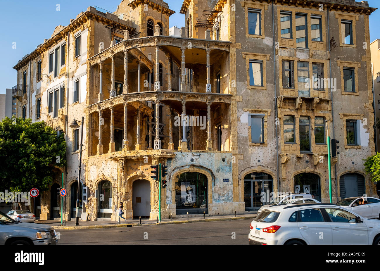 La Casa Gialla, chiamato anche Barakat edificio o Beit Beirut, centro culturale dedicato alla memoria storica della guerra civile, Beirut. Il Libano. Foto Stock