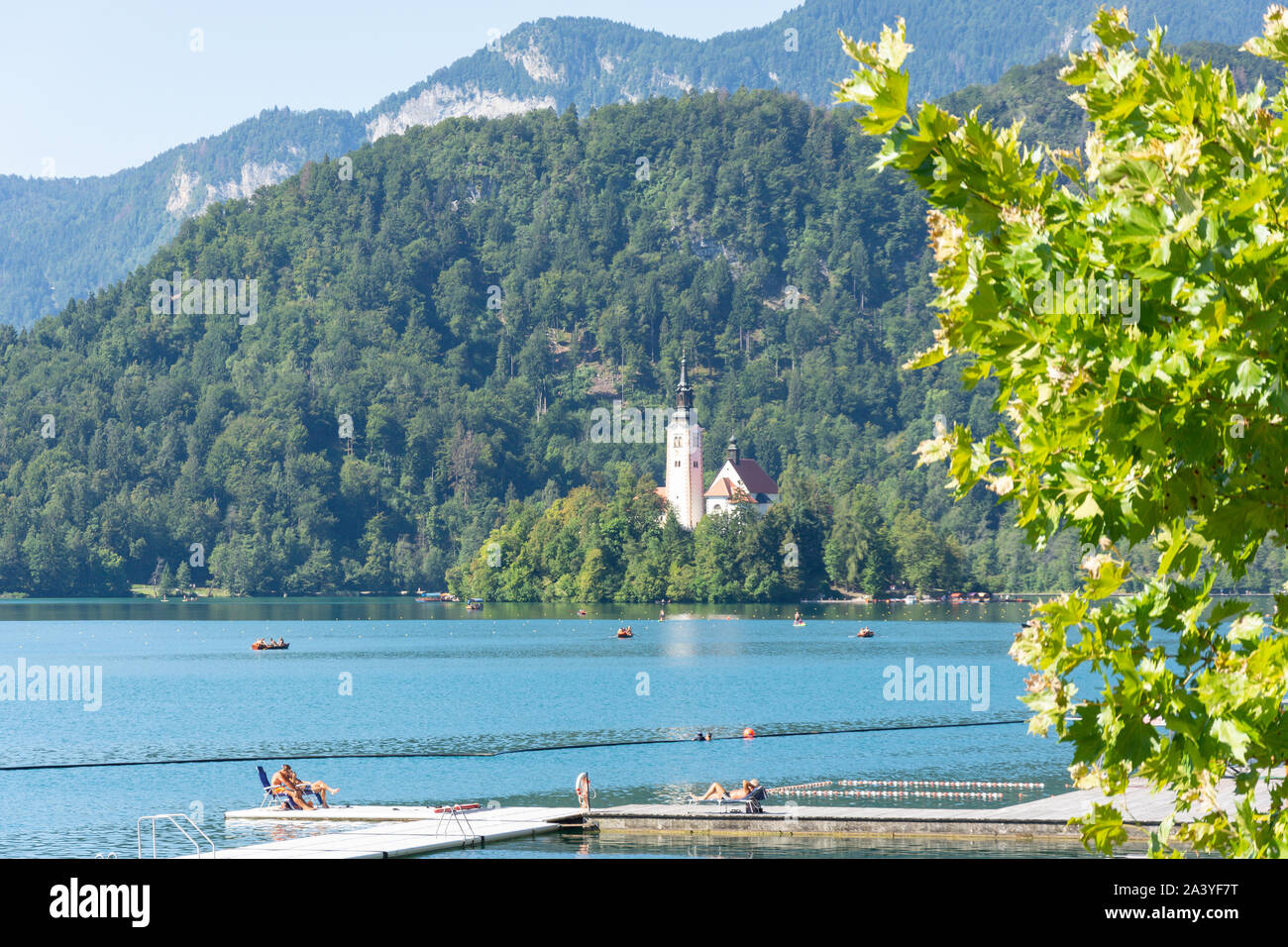 Isola di Bled e Grajsko Kopalisce Lido, lago di Bled Bled, Alta Carniola Regione, Slovenia Foto Stock