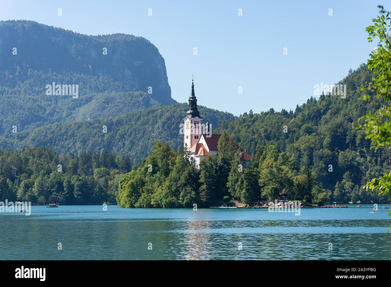 Vista sul lago di Bled e Isola, lago di Bled Bled, Alta Carniola Regione, Slovenia Foto Stock