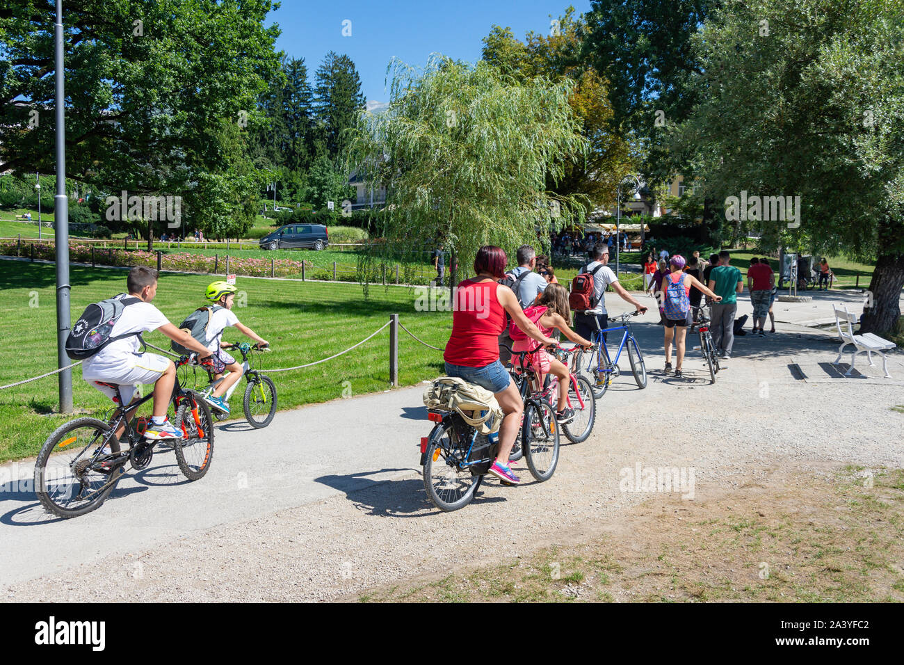 Ciclista sulla famiglia Veslashka promenada, lago di Bled Bled, Alta Carniola Regione, Slovenia Foto Stock