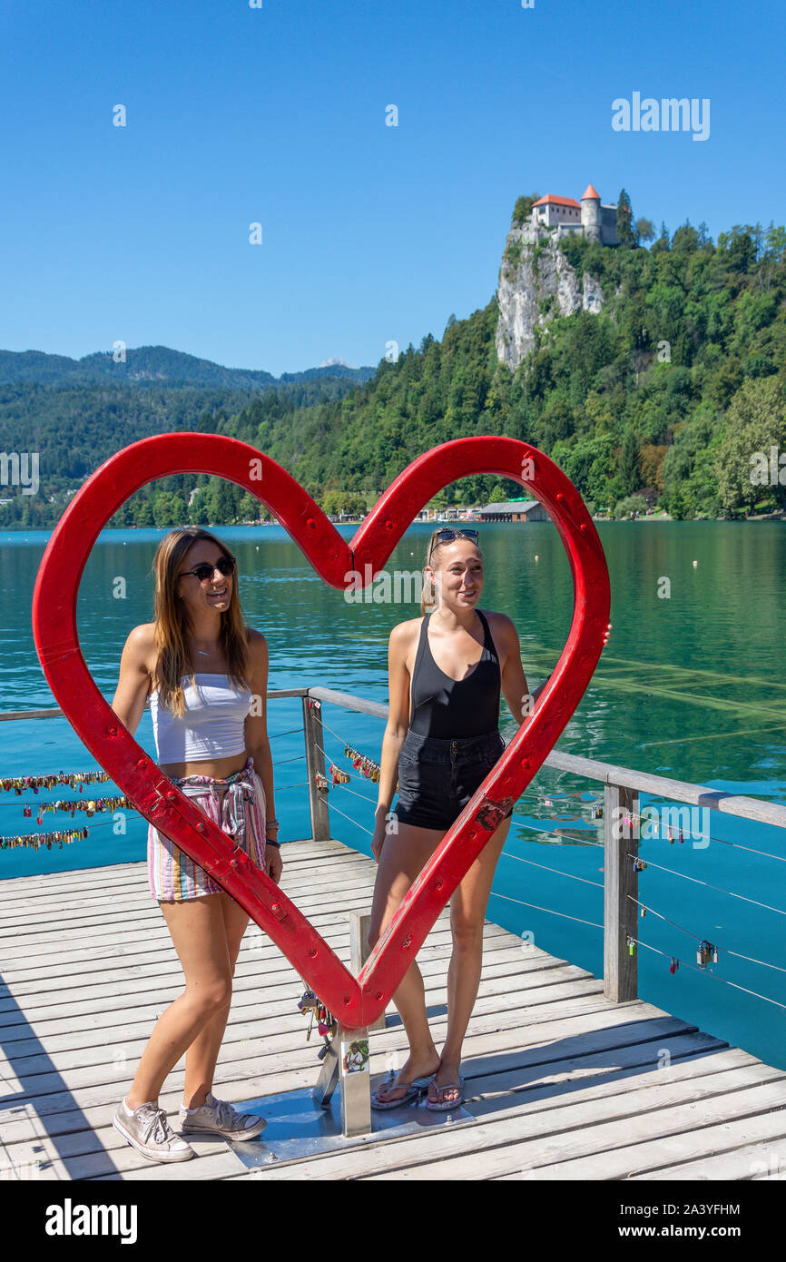 Cuore telaio sulla riva e il castello di Bled, lago di Bled Bled, Alta Carniola Regione, Slovenia Foto Stock