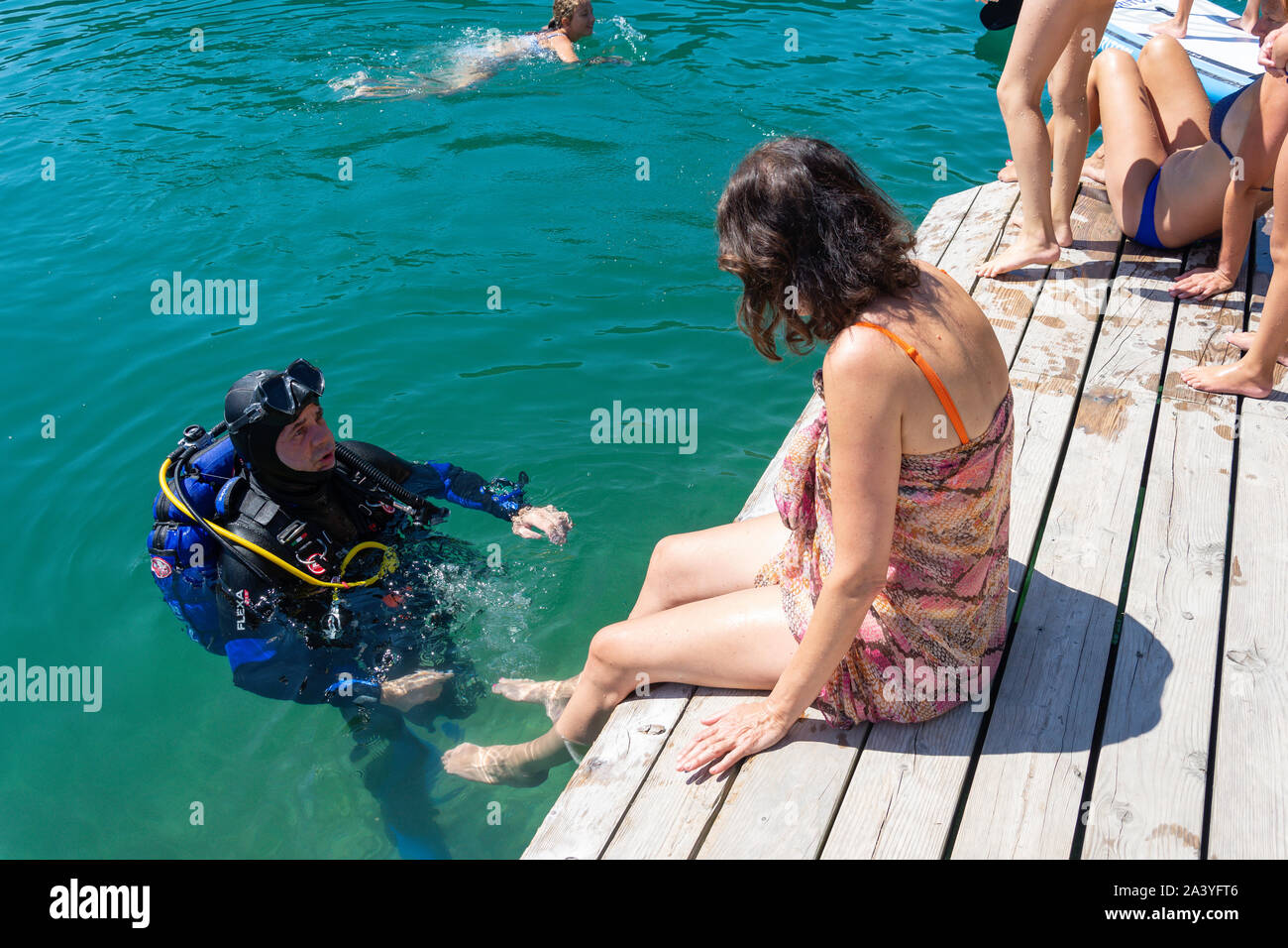 L'uomo immersioni nel lago di Bled Island (Blejski Otok), il lago di Bled Bled, Alta Carniola Regione, Slovenia Foto Stock