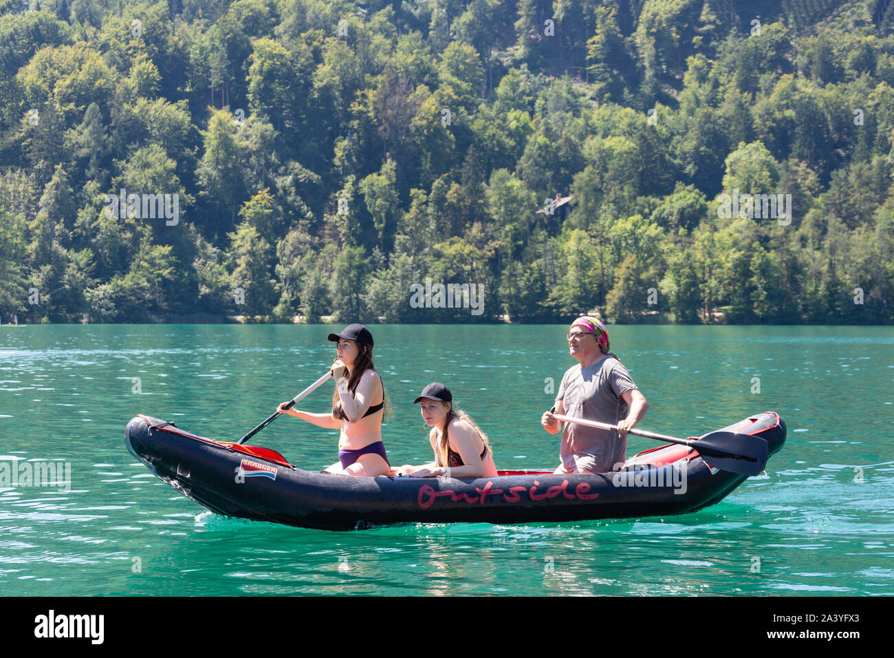 La famiglia sul gonfiabile di squallido vicino a Bled Island, il lago di Bled Bled, Alta Carniola Regione, Slovenia Foto Stock