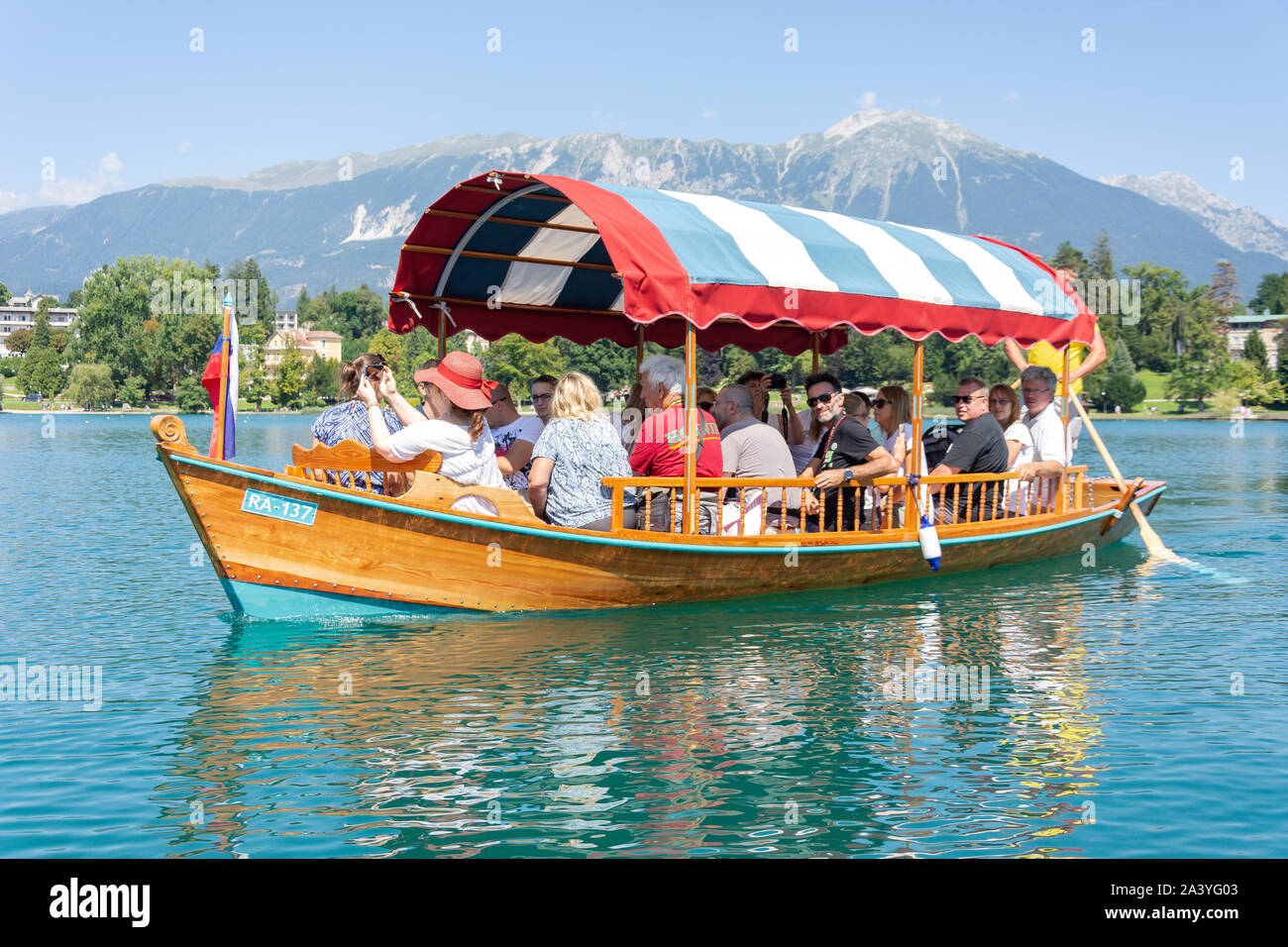 Tradizionale in legno barca Pletna viaggio a Bled Island, il lago di Bled Bled, Alta Carniola Regione, Slovenia Foto Stock