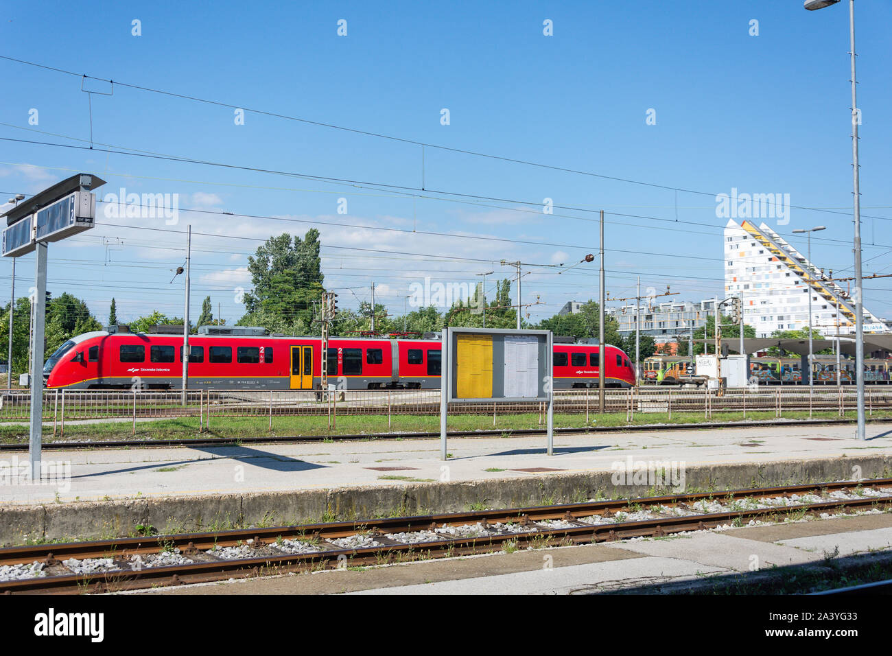 Slovenske zeleznice treno sulla piattaforma a Ljubljana alla Stazione Ferroviaria, Masarykova cesta, Lubiana, Slovenia Foto Stock