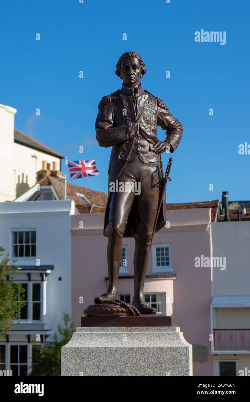 Una statua di Orazio Nelson con un Union Jack flag battenti in background, Old Portsmouth Regno Unito Foto Stock